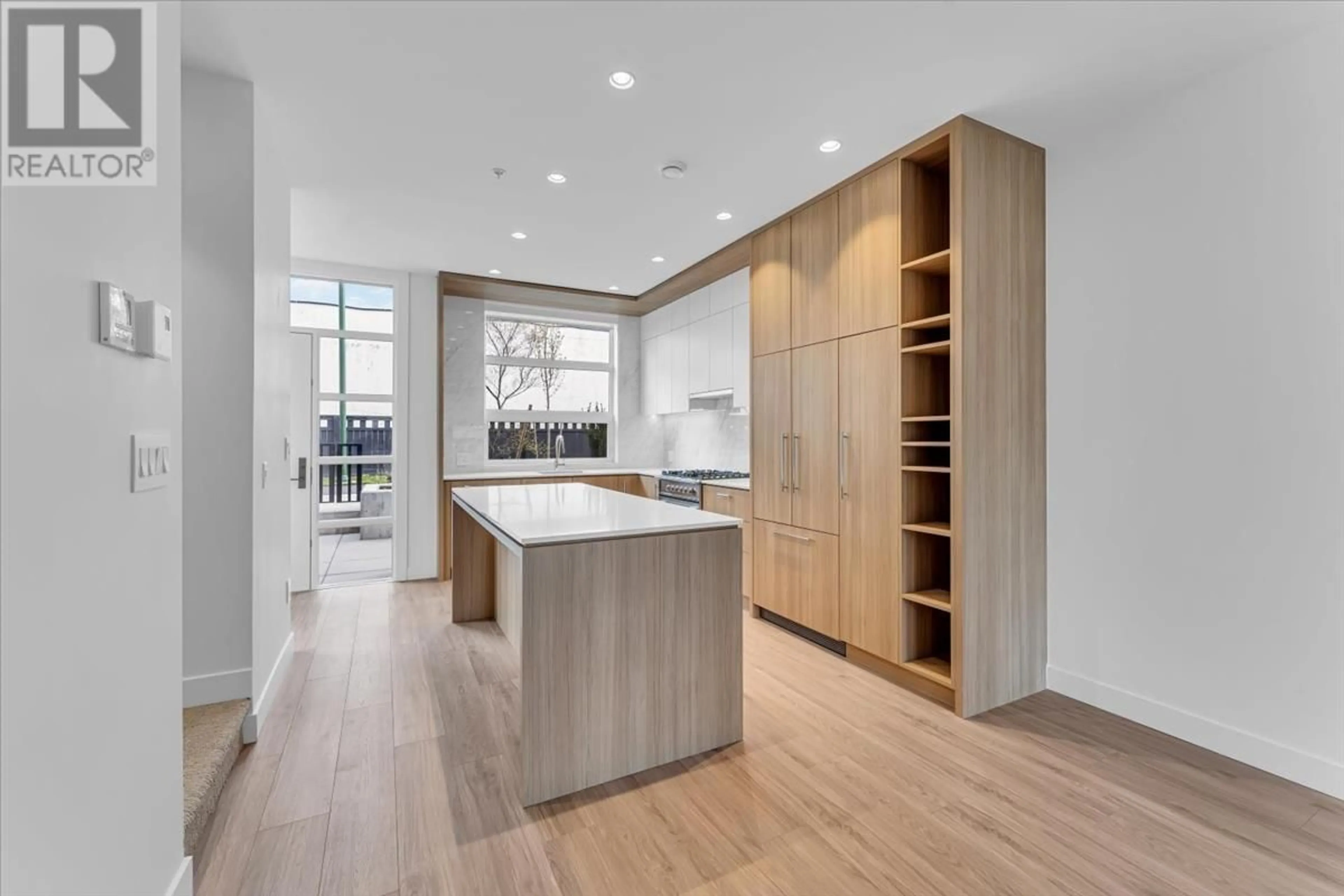 Contemporary kitchen for 1001 6085 IRMIN STREET, Burnaby British Columbia V5J5C5