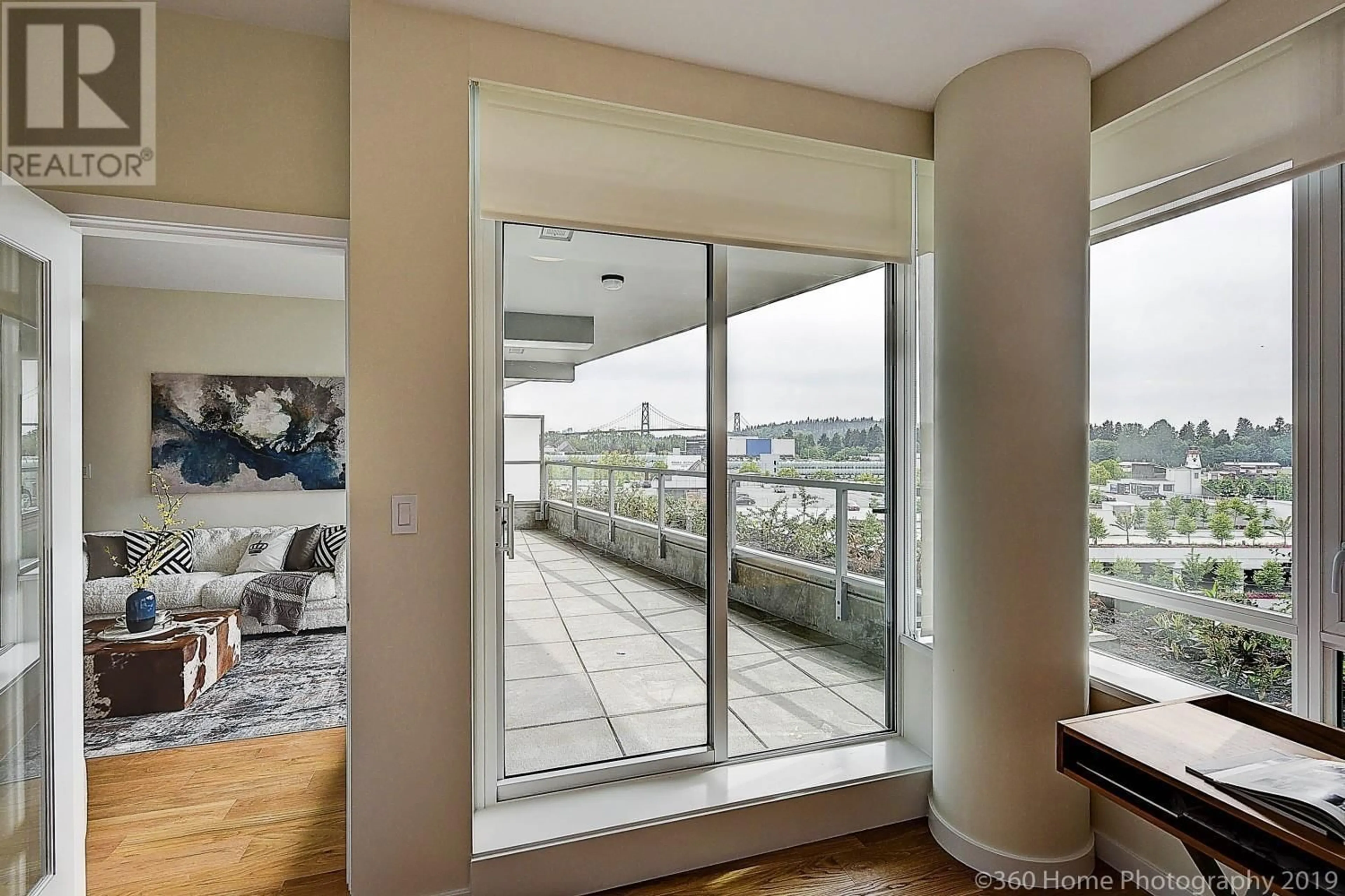 Indoor foyer, wood floors for 505 768 ARTHUR ERICKSON PLACE, West Vancouver British Columbia V7T0B6