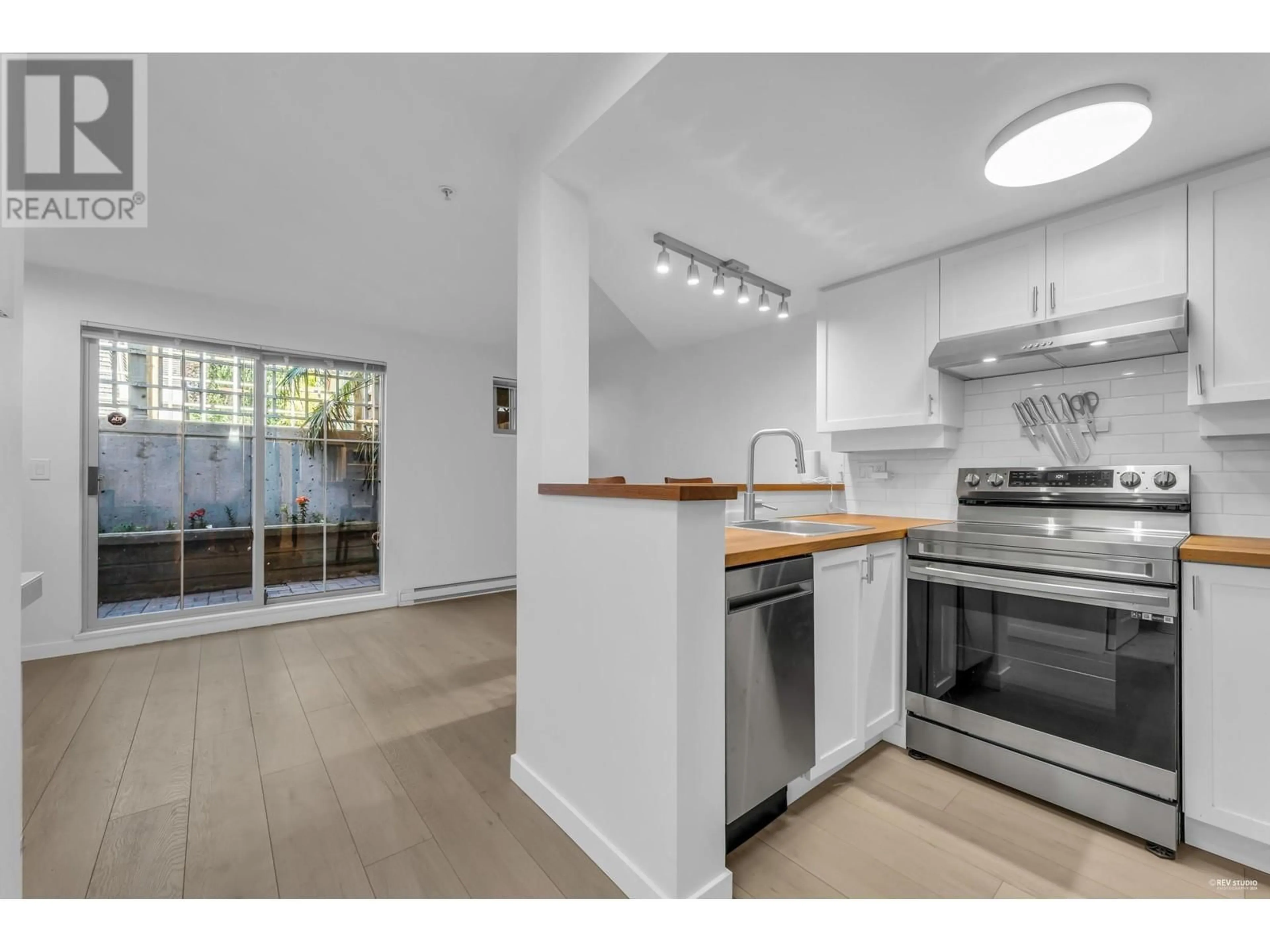 Standard kitchen for 6 2375 W BROADWAY, Vancouver British Columbia V6K2E6