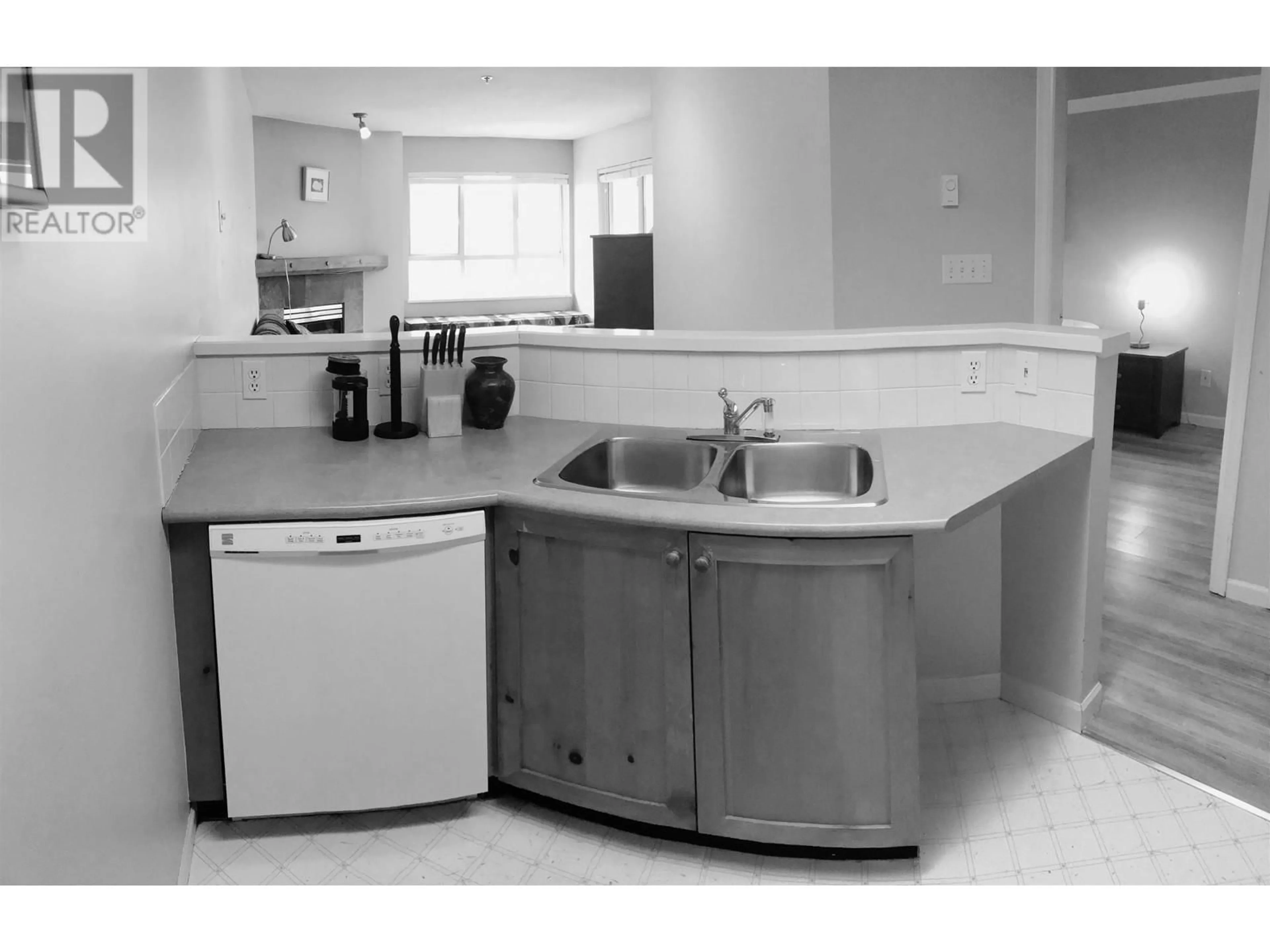 Standard kitchen for 344 4340 LORIMER ROAD, Whistler British Columbia V8E1A5