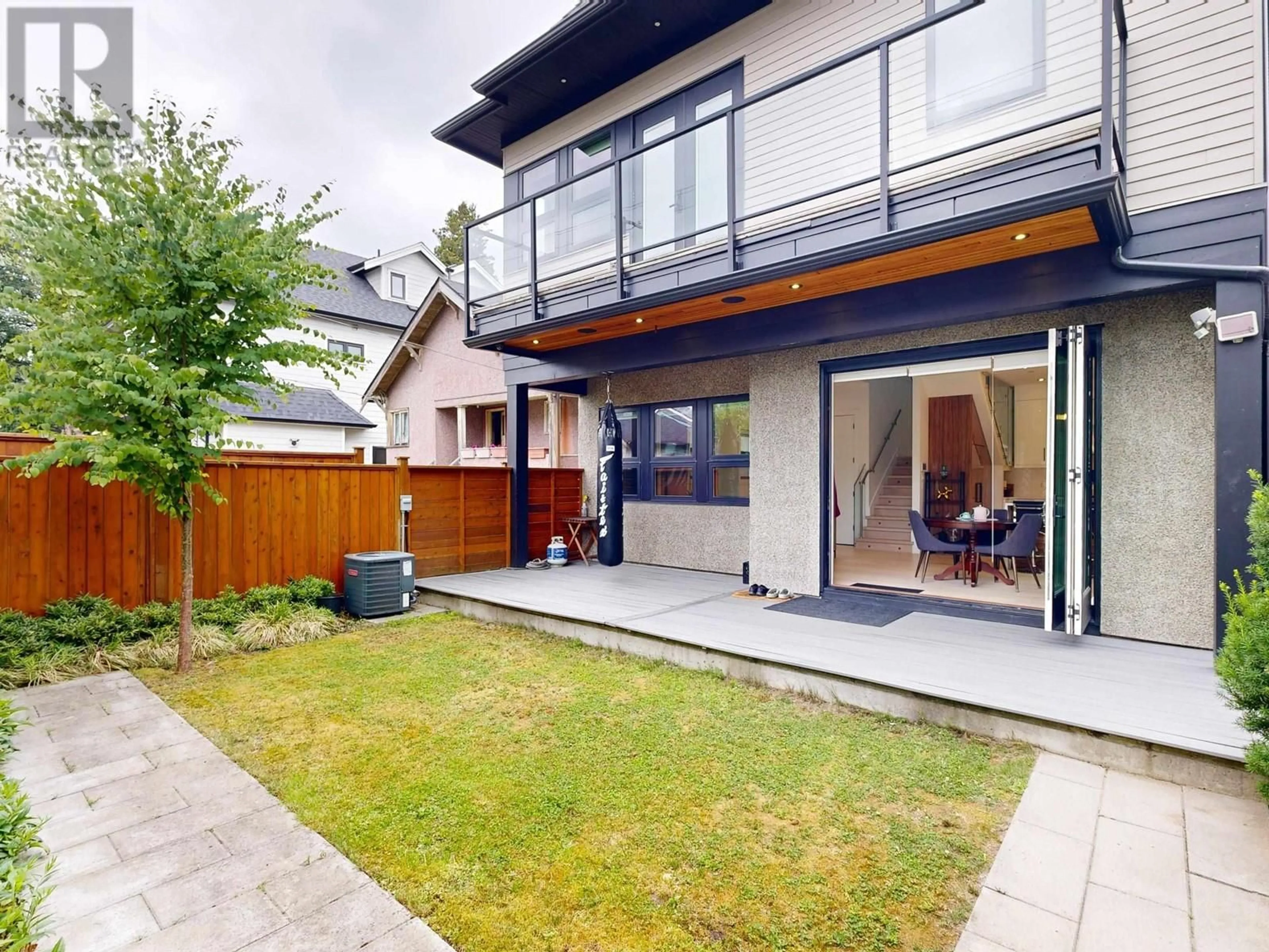 Frontside or backside of a home for 956 E 10TH AVENUE, Vancouver British Columbia V5T2B2