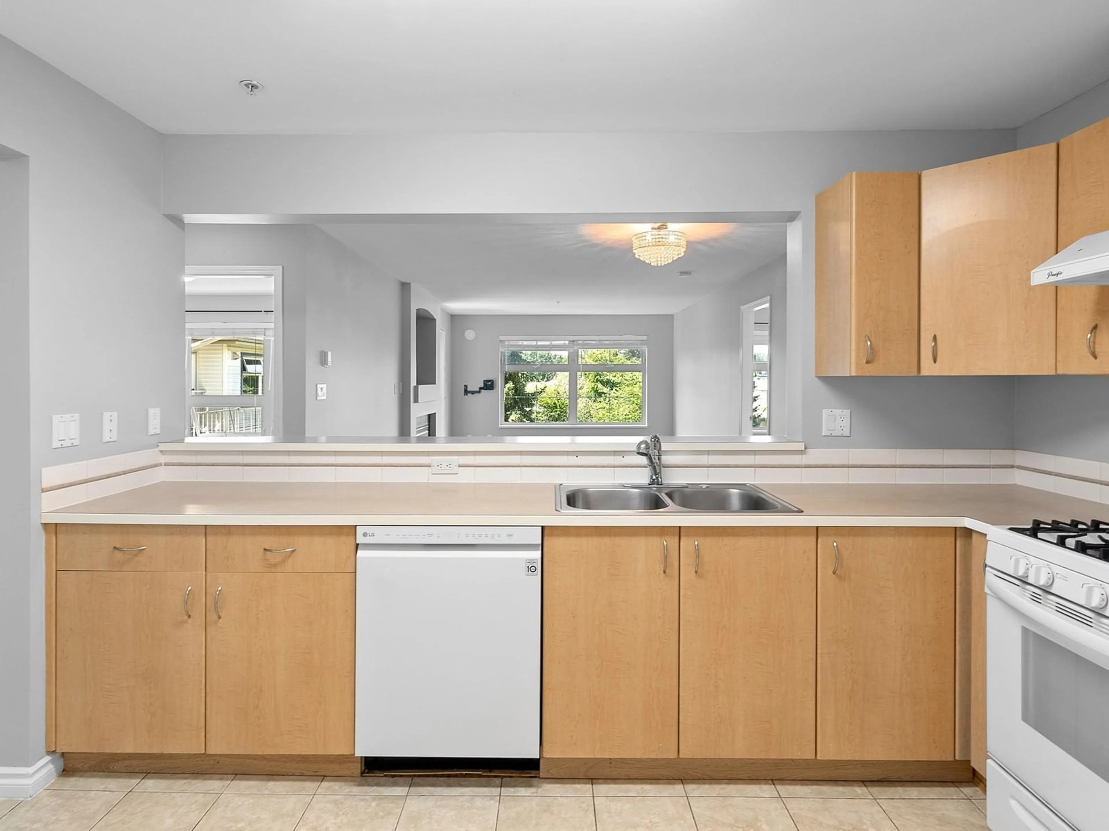 Standard kitchen for 420 15210 GUILDFORD DRIVE, Surrey British Columbia V3R0X7