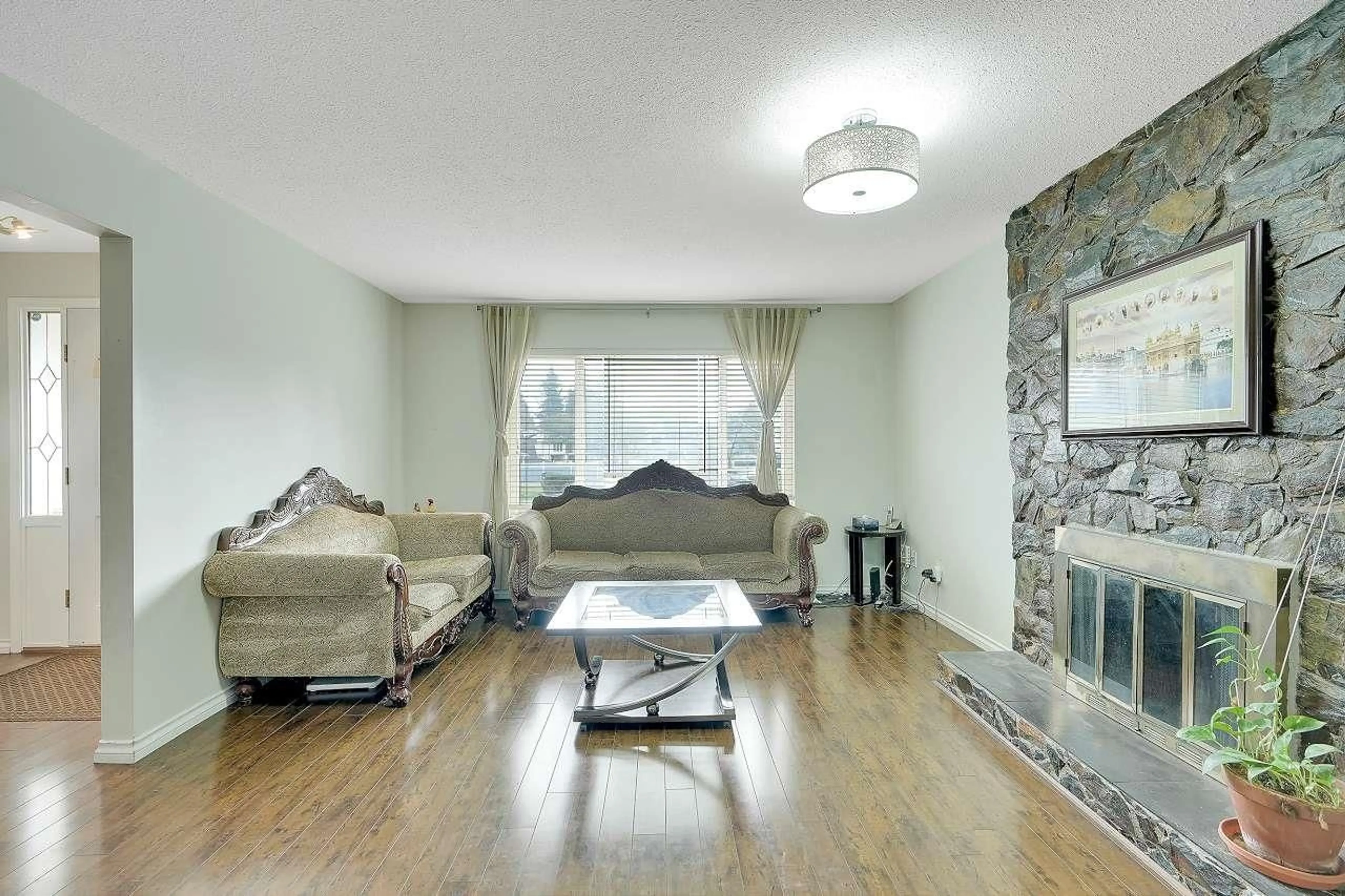 Living room for 7331 142 STREET, Surrey British Columbia V3W7T2