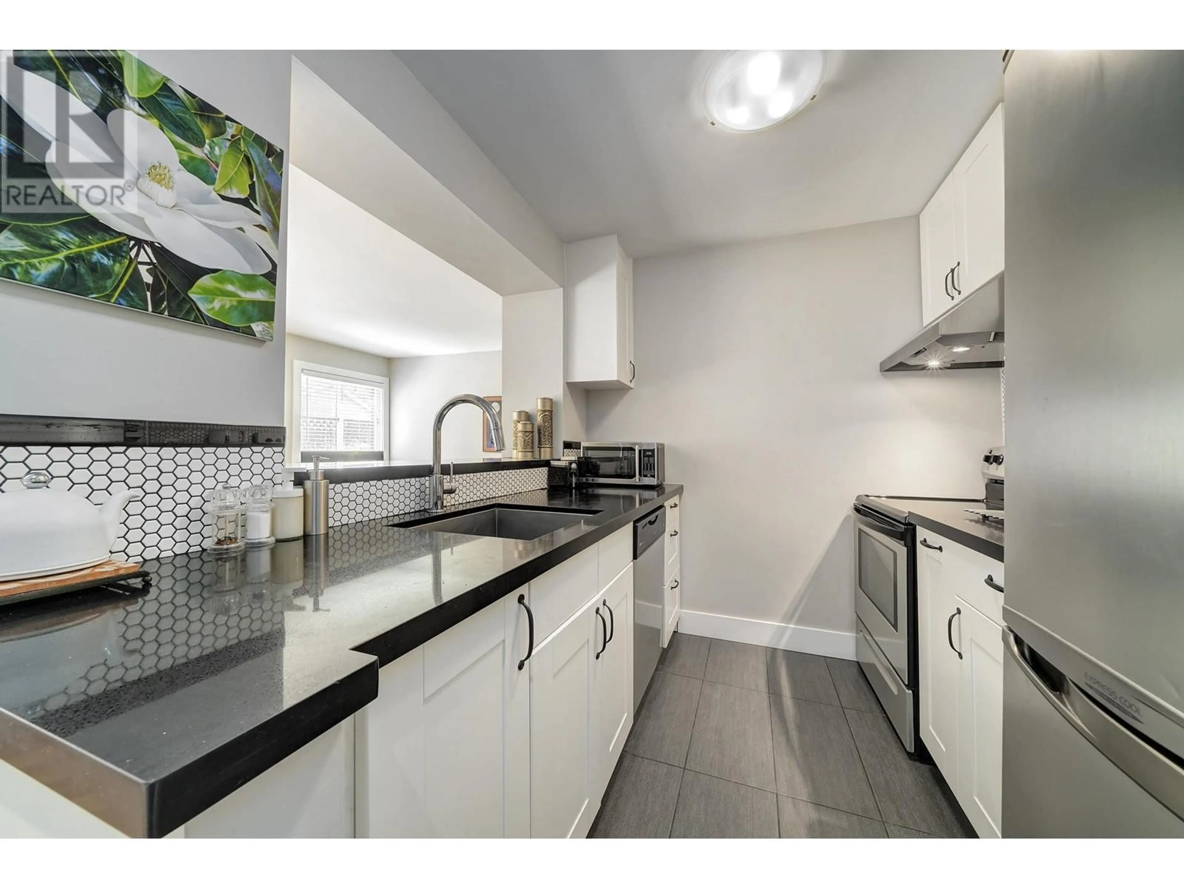 Standard kitchen for 102 550 E 7TH AVENUE, Vancouver British Columbia V5T1N7