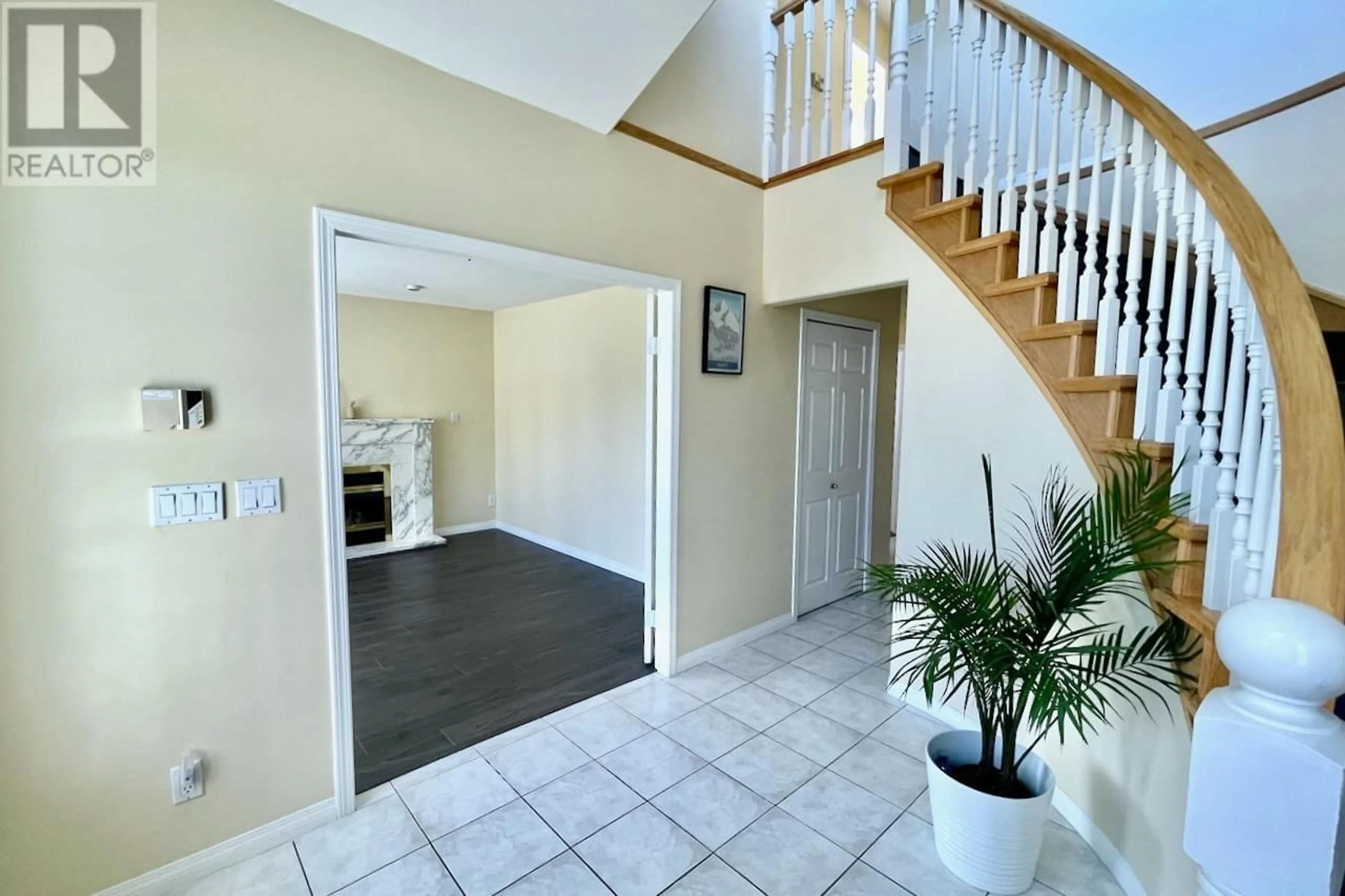 Indoor foyer, wood floors for 3451 E 45TH AVENUE, Vancouver British Columbia V5R3E9