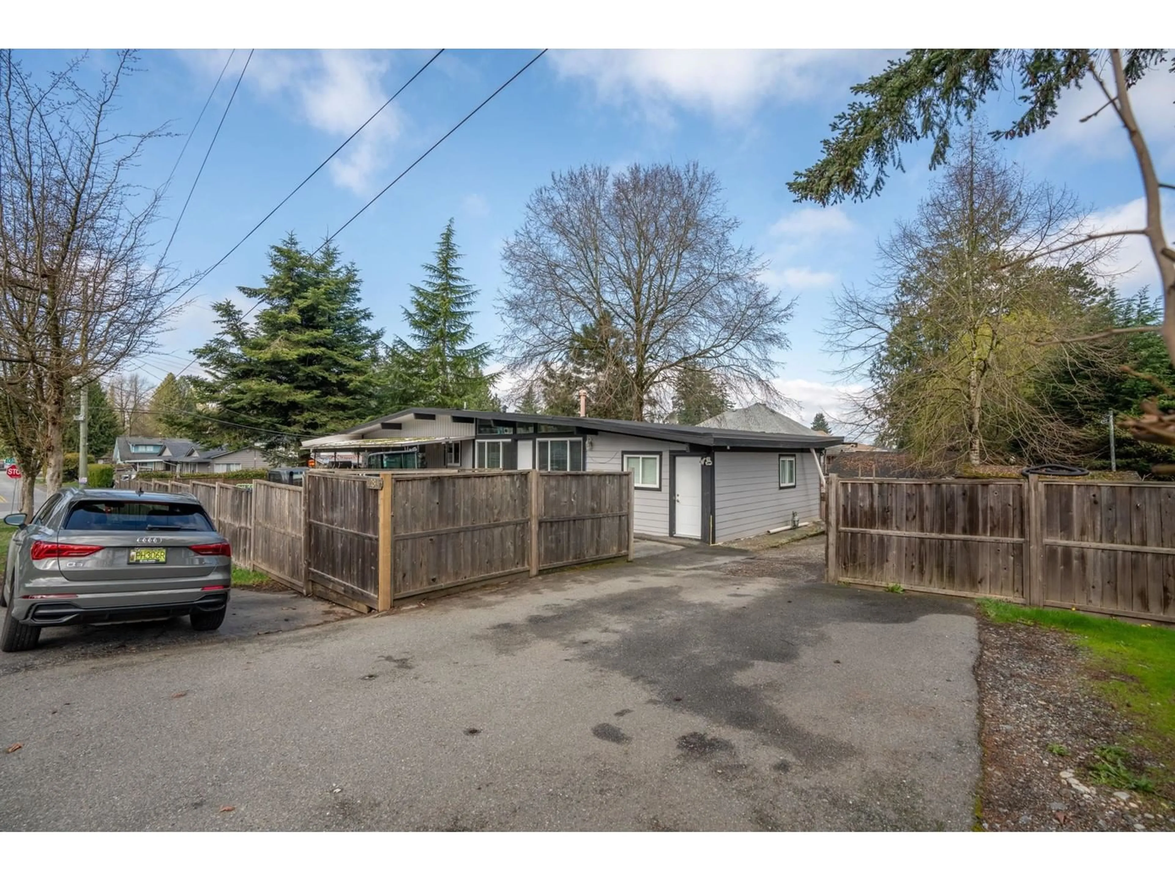 Fenced yard for 12847 106 AVENUE, Surrey British Columbia V3T2B9