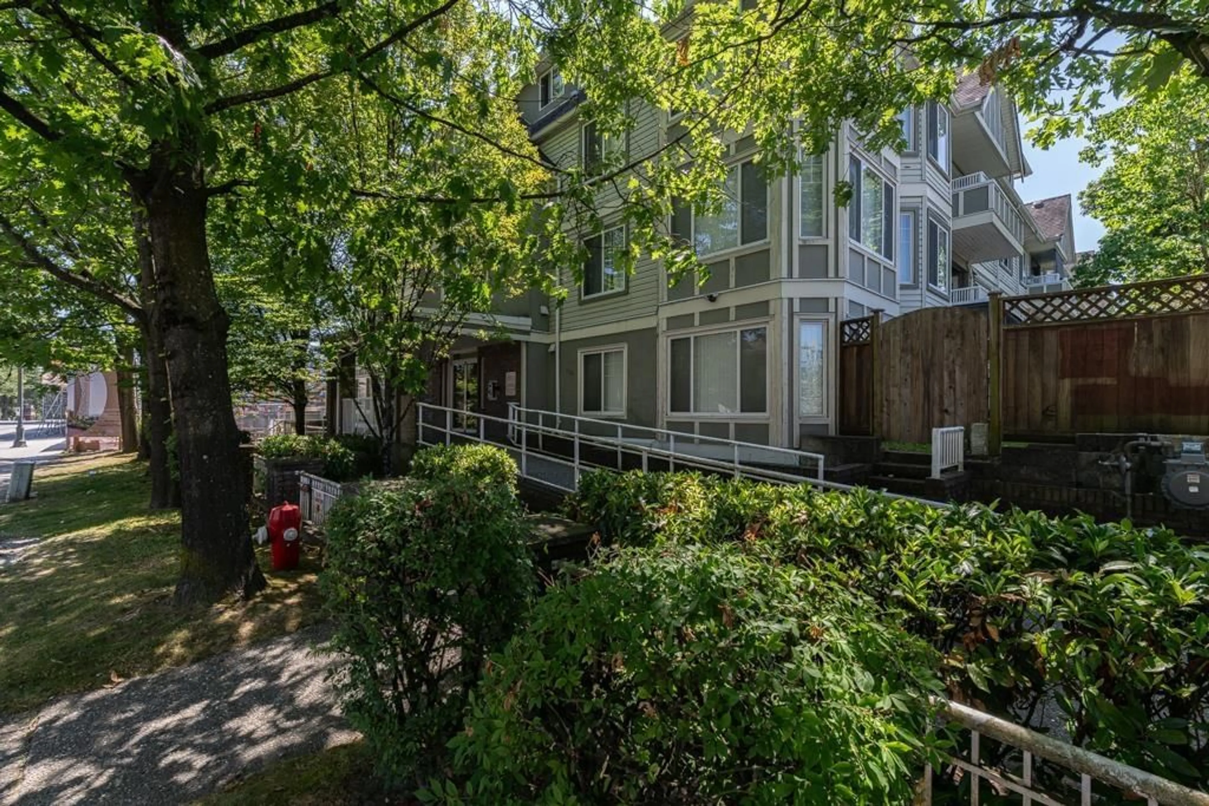 Patio, street for 305 - 13226 104, Surrey British Columbia V3T1V1
