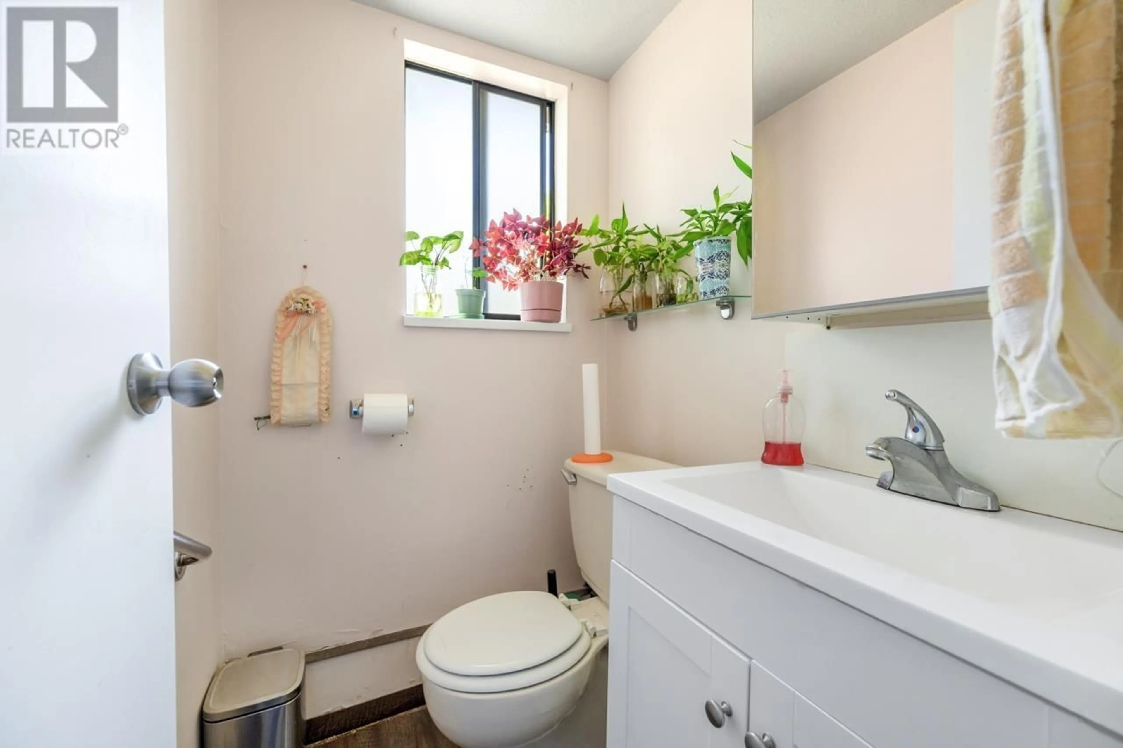 Standard bathroom, unknown for 10420 HOGARTH DRIVE, Richmond British Columbia V7E3Z6
