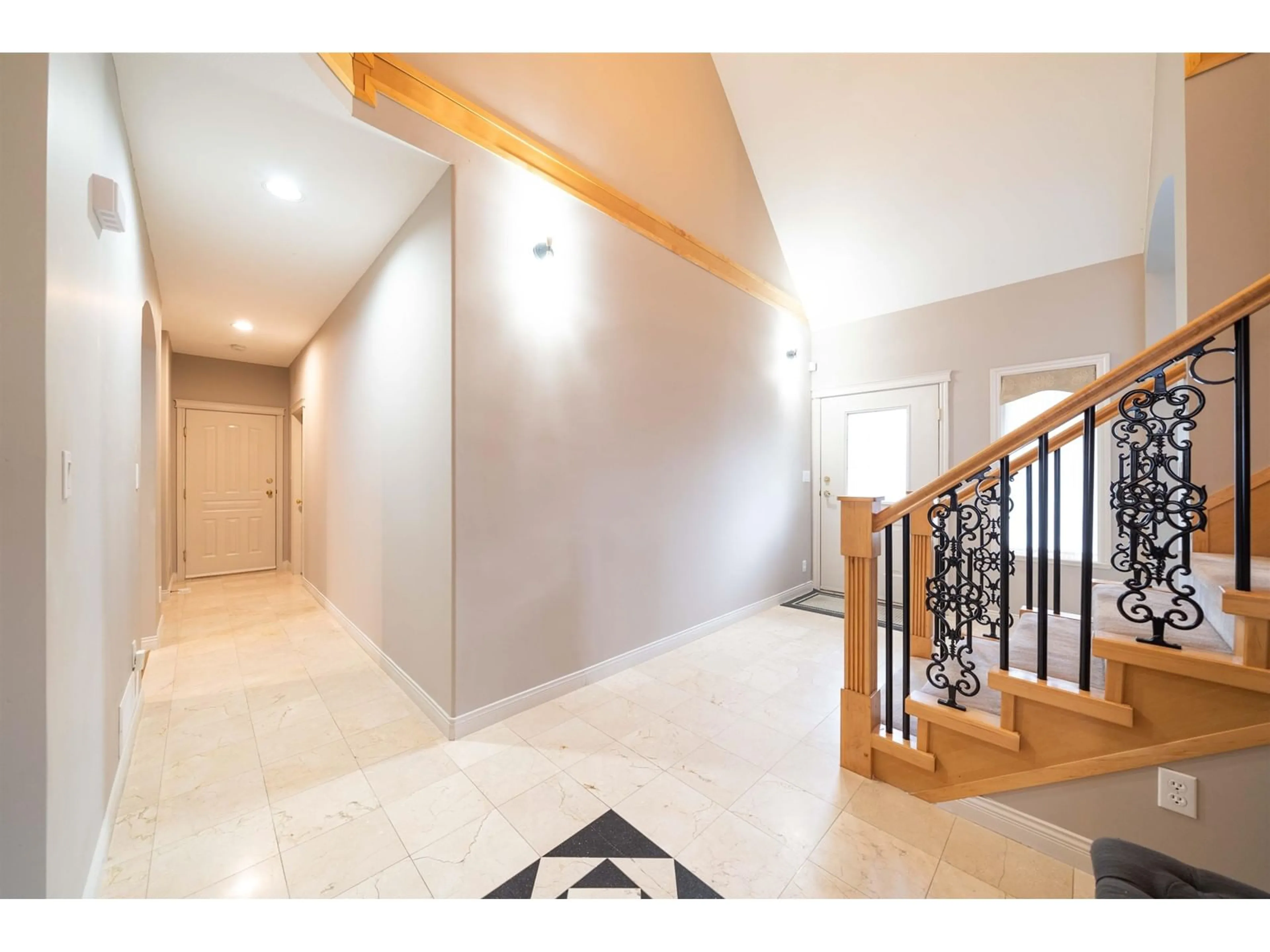 Indoor foyer for 14318 HAWKSTREAM DRIVE, Surrey British Columbia V3W0N5