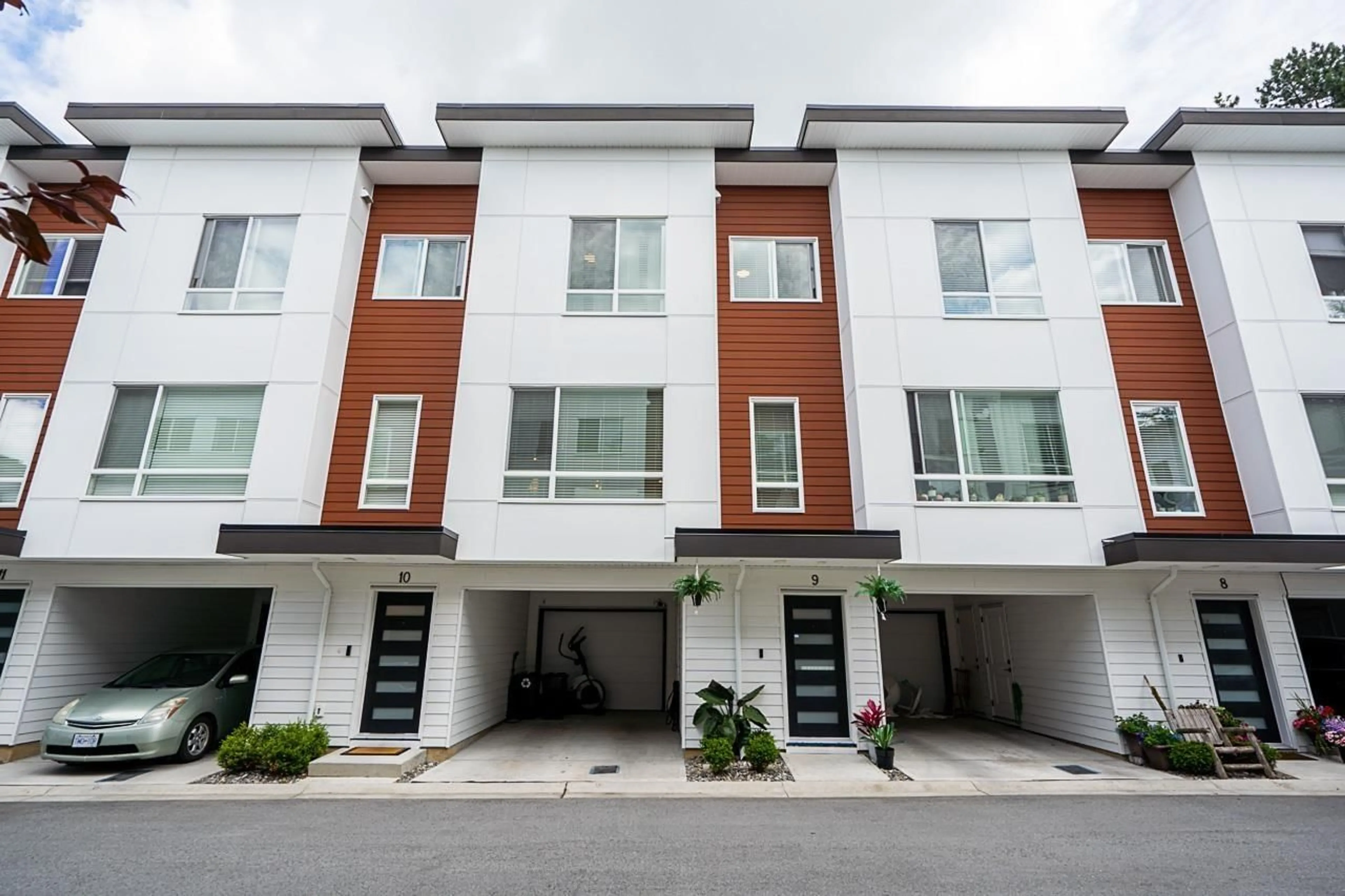 A pic from exterior of the house or condo, the front or back of building for 9 27640 LANTERN AVENUE, Abbotsford British Columbia V4X1M3