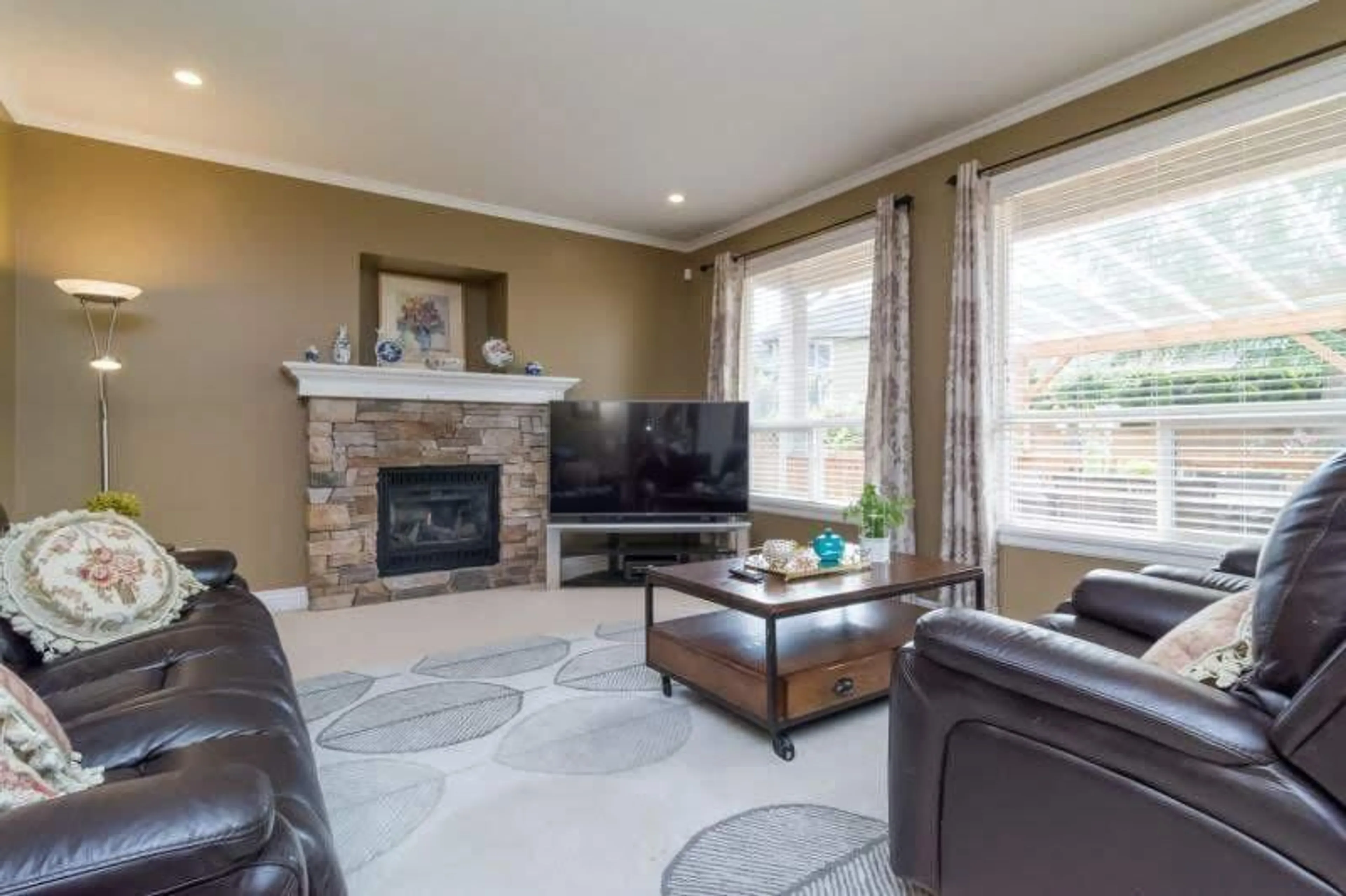 Living room with furniture, unknown for 10672 164A, Surrey British Columbia V4N5J3