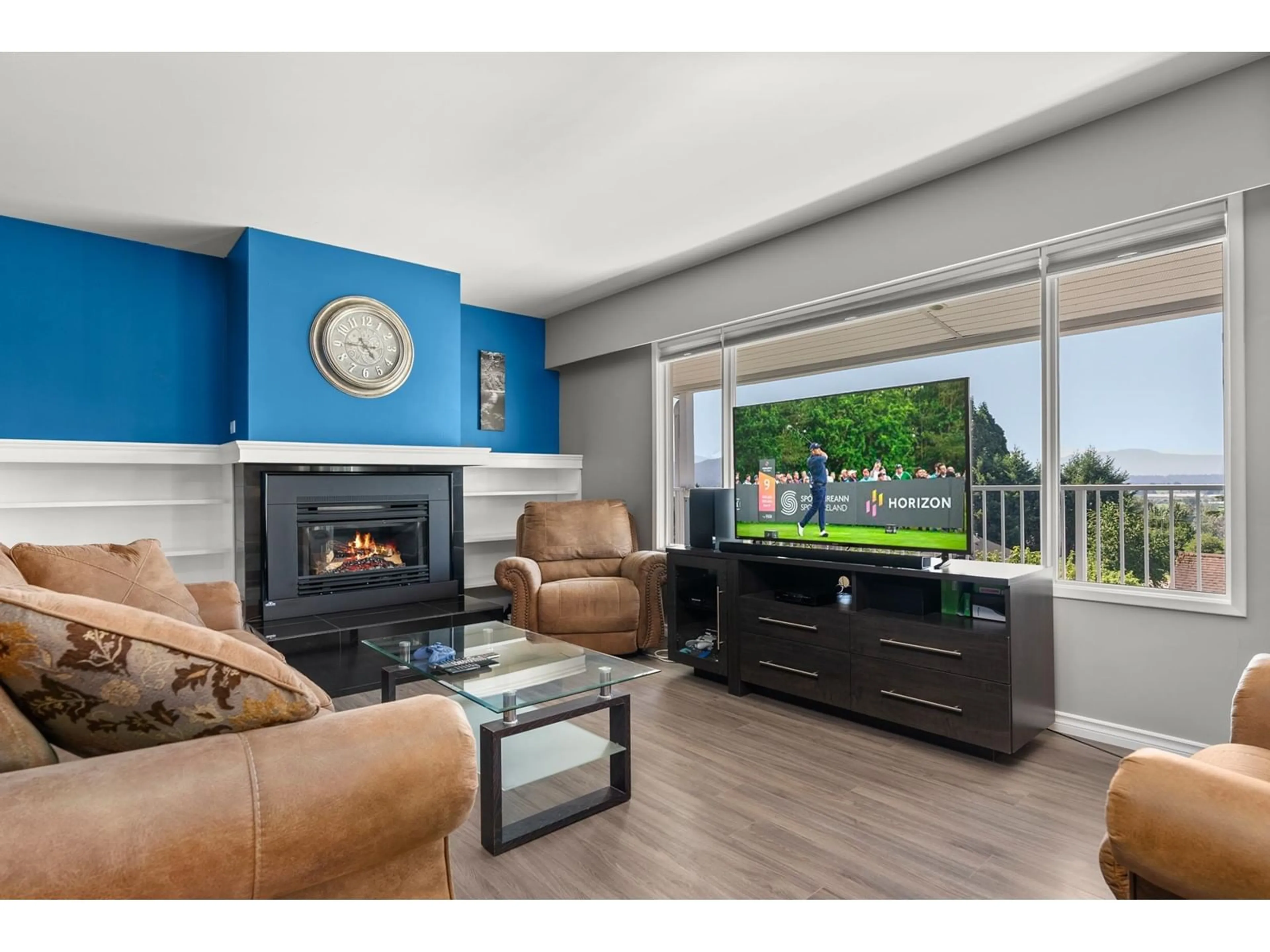 Living room, wood floors for 33580 5 AVENUE, Mission British Columbia V2V1W6