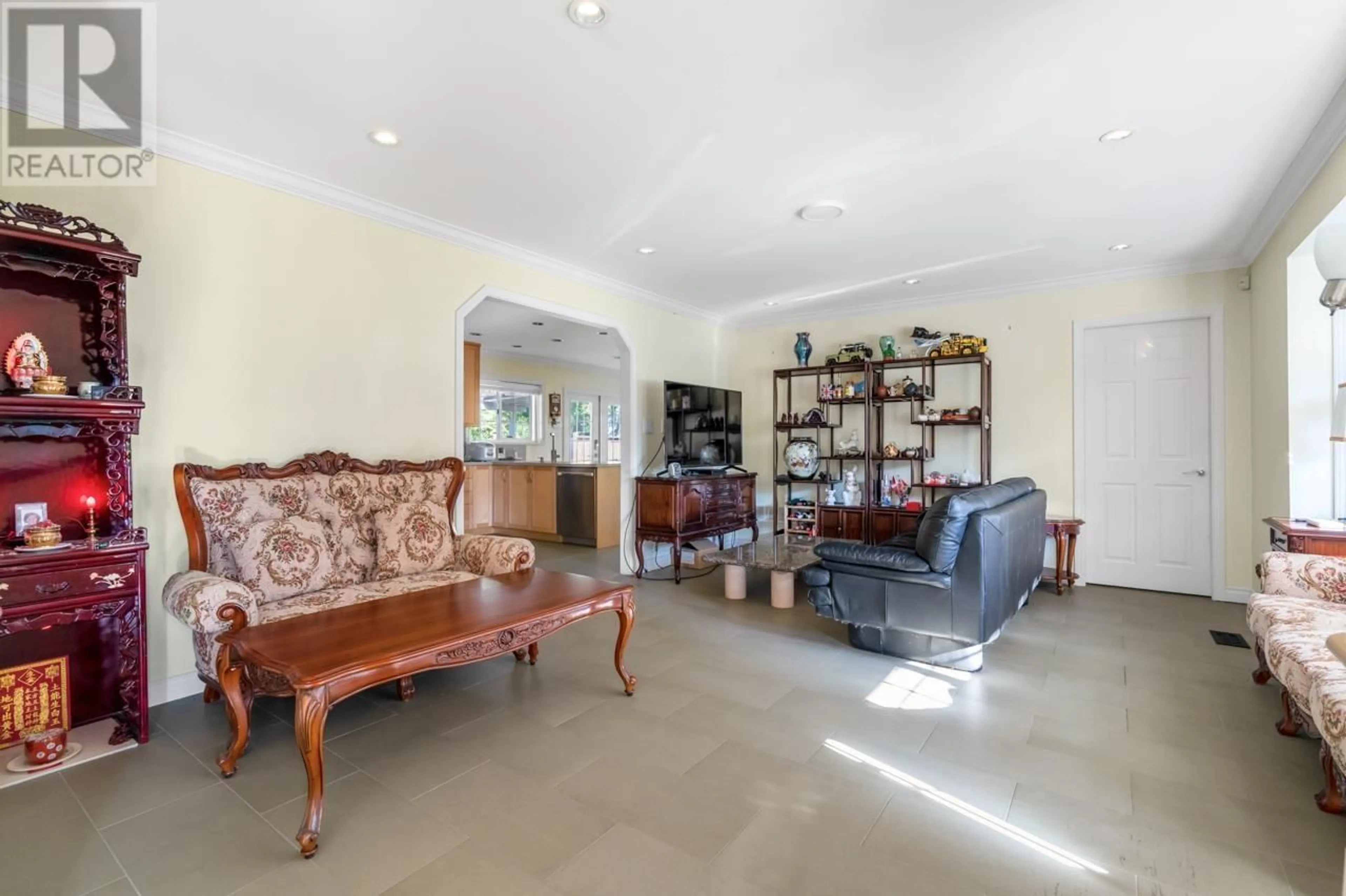 Living room, cement floor for 10060 SWINTON CRESCENT, Richmond British Columbia V7A3T1