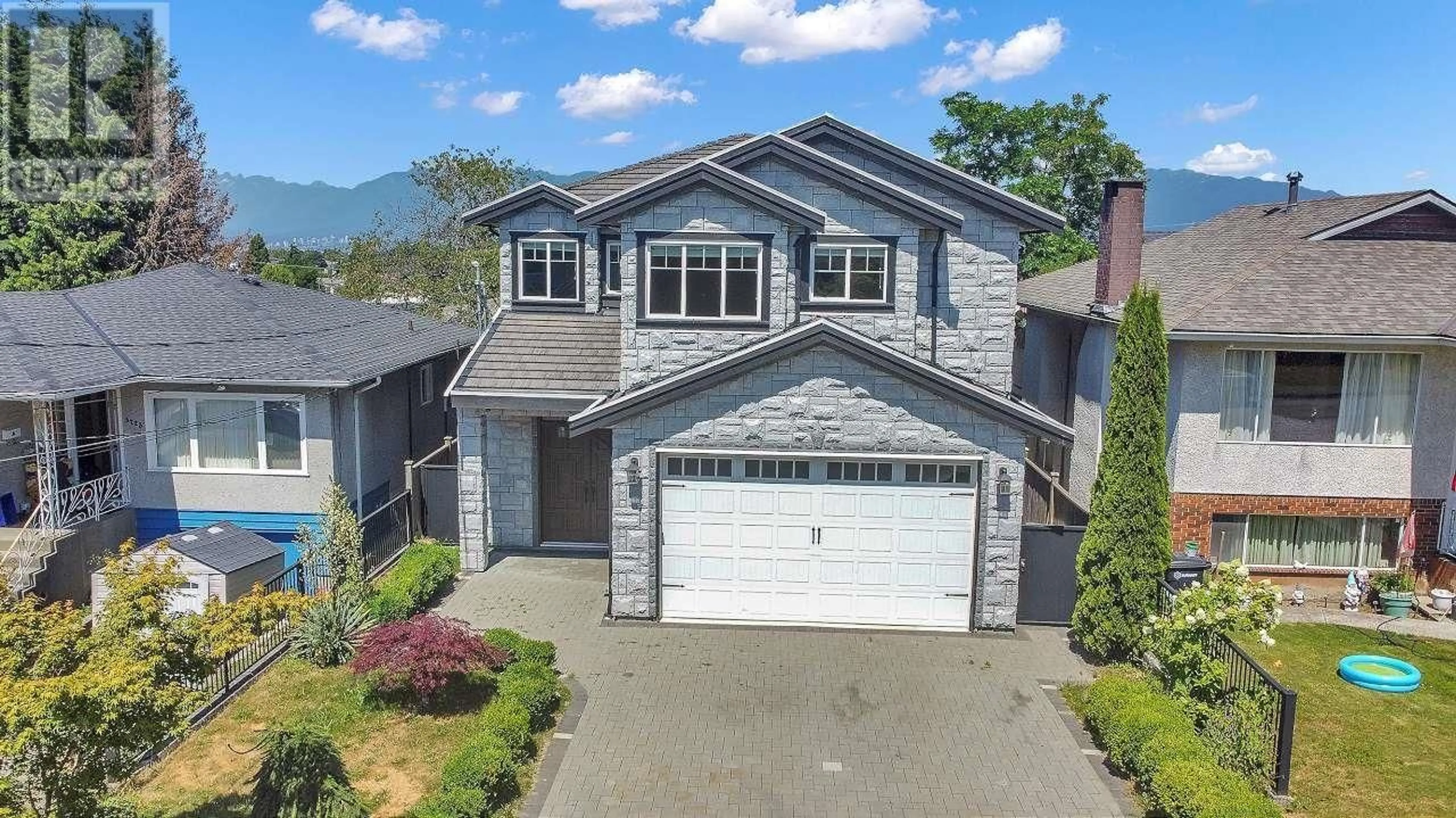 A pic from outside/outdoor area/front of a property/back of a property/a pic from drone, mountain view for 3727 PRICE STREET, Burnaby British Columbia V5G2K9