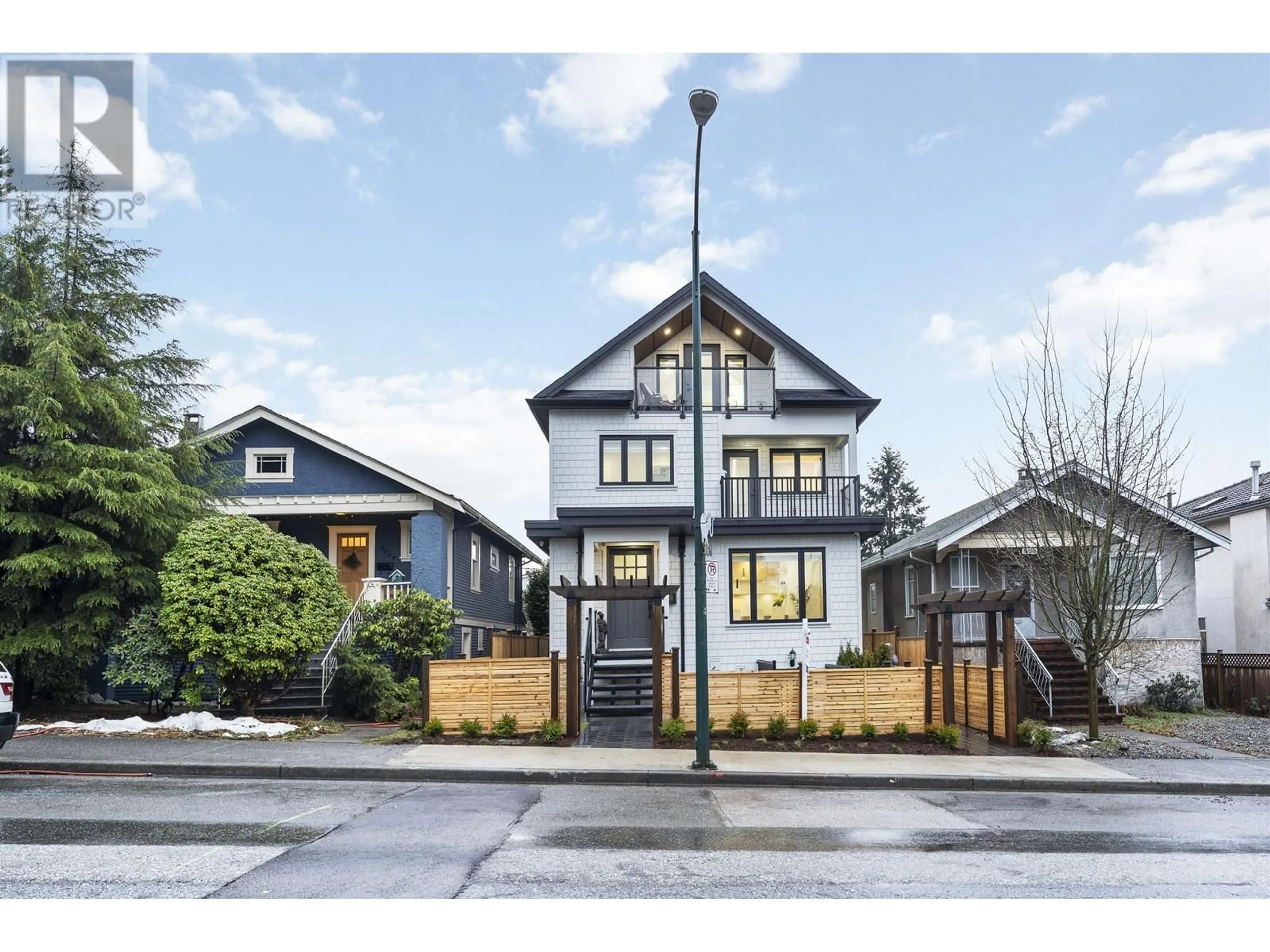 Frontside or backside of a home for 2560 DUNDAS STREET, Vancouver British Columbia V5K1P8