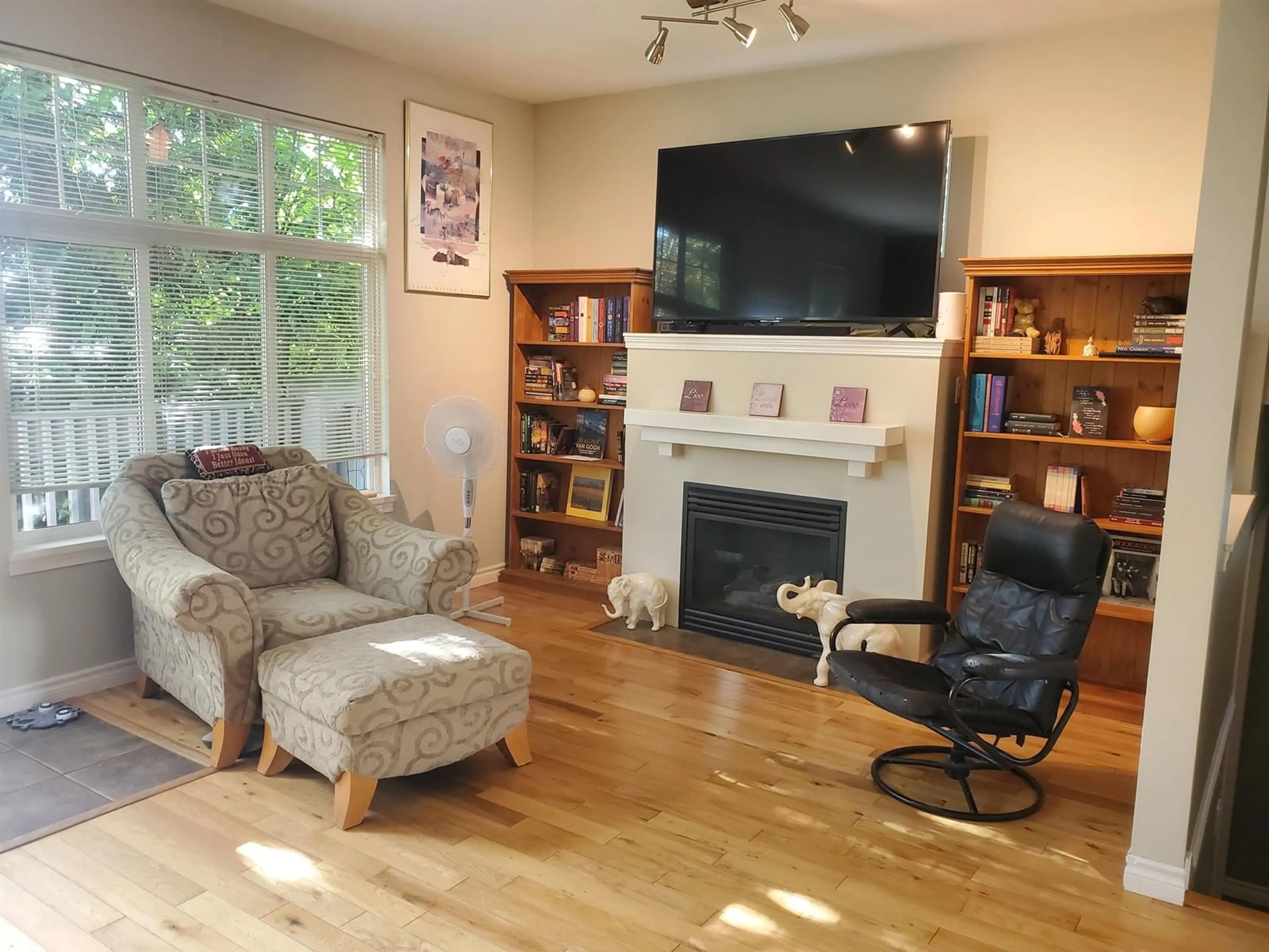 Living room for 19 18828 69 AVENUE, Surrey British Columbia V4N5L1