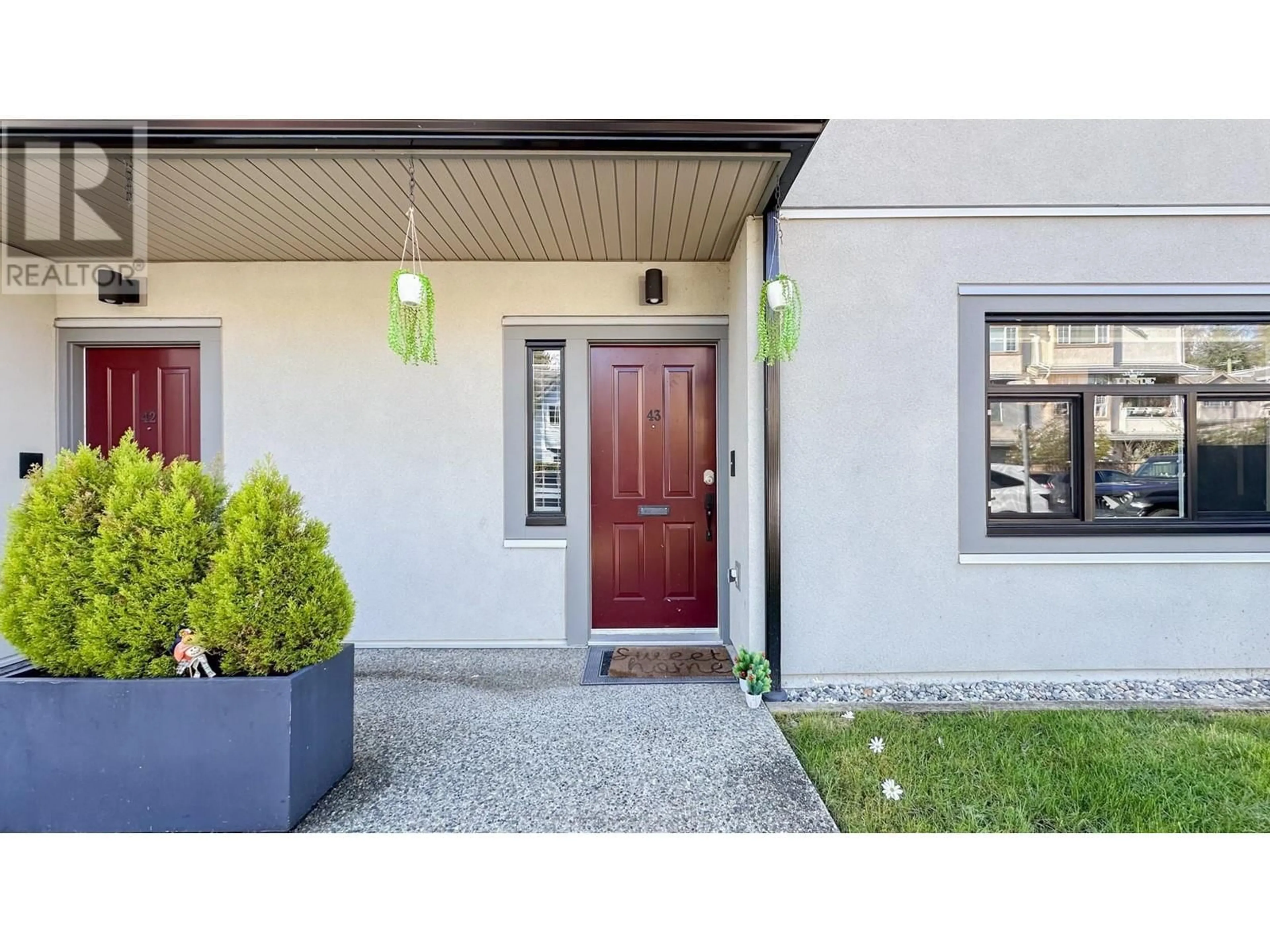 Indoor entryway for 43 889 TOBRUCK AVENUE, North Vancouver British Columbia V7P1V9