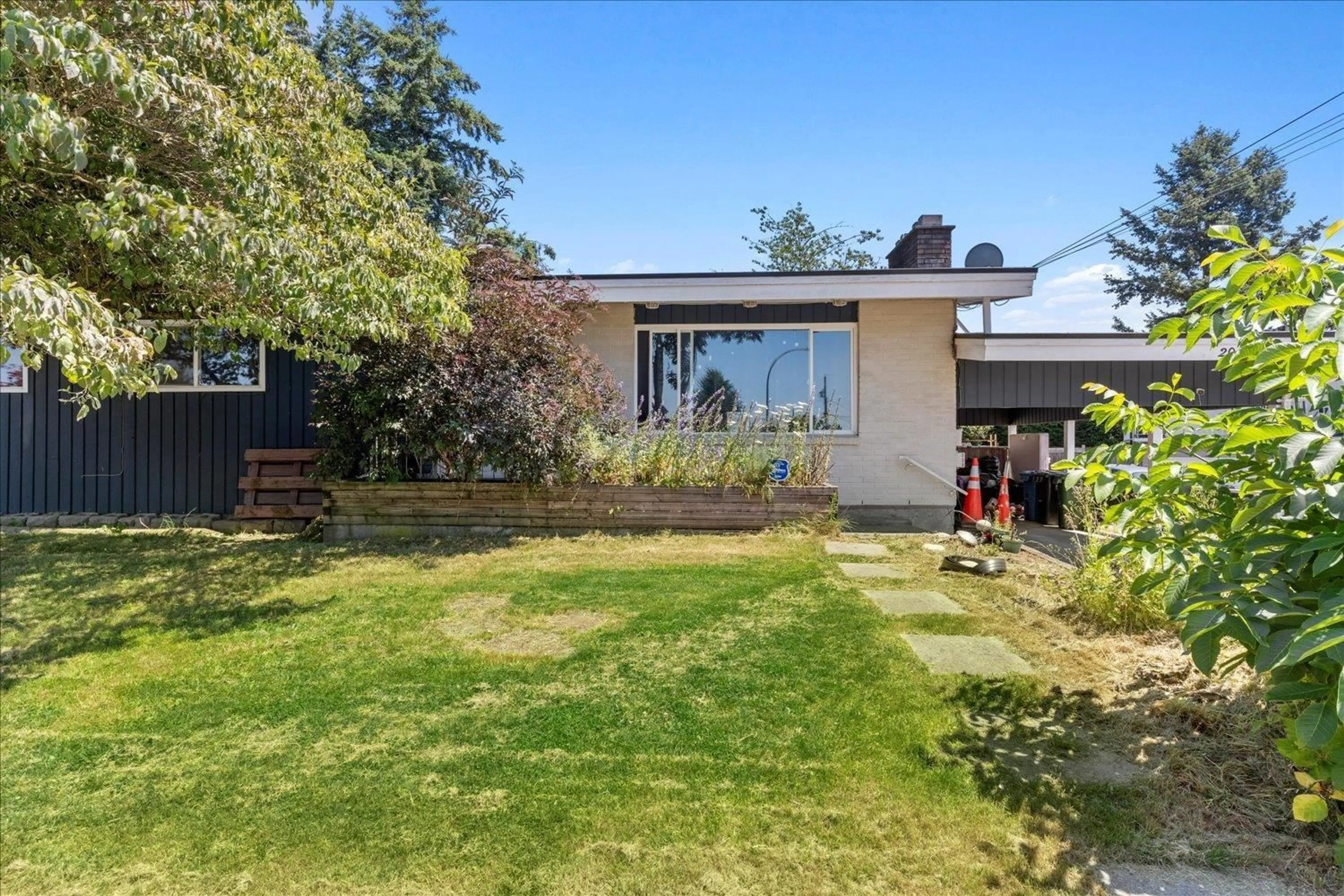 Frontside or backside of a home for 2086 SHERWOOD CRESCENT, Abbotsford British Columbia V2T1B8