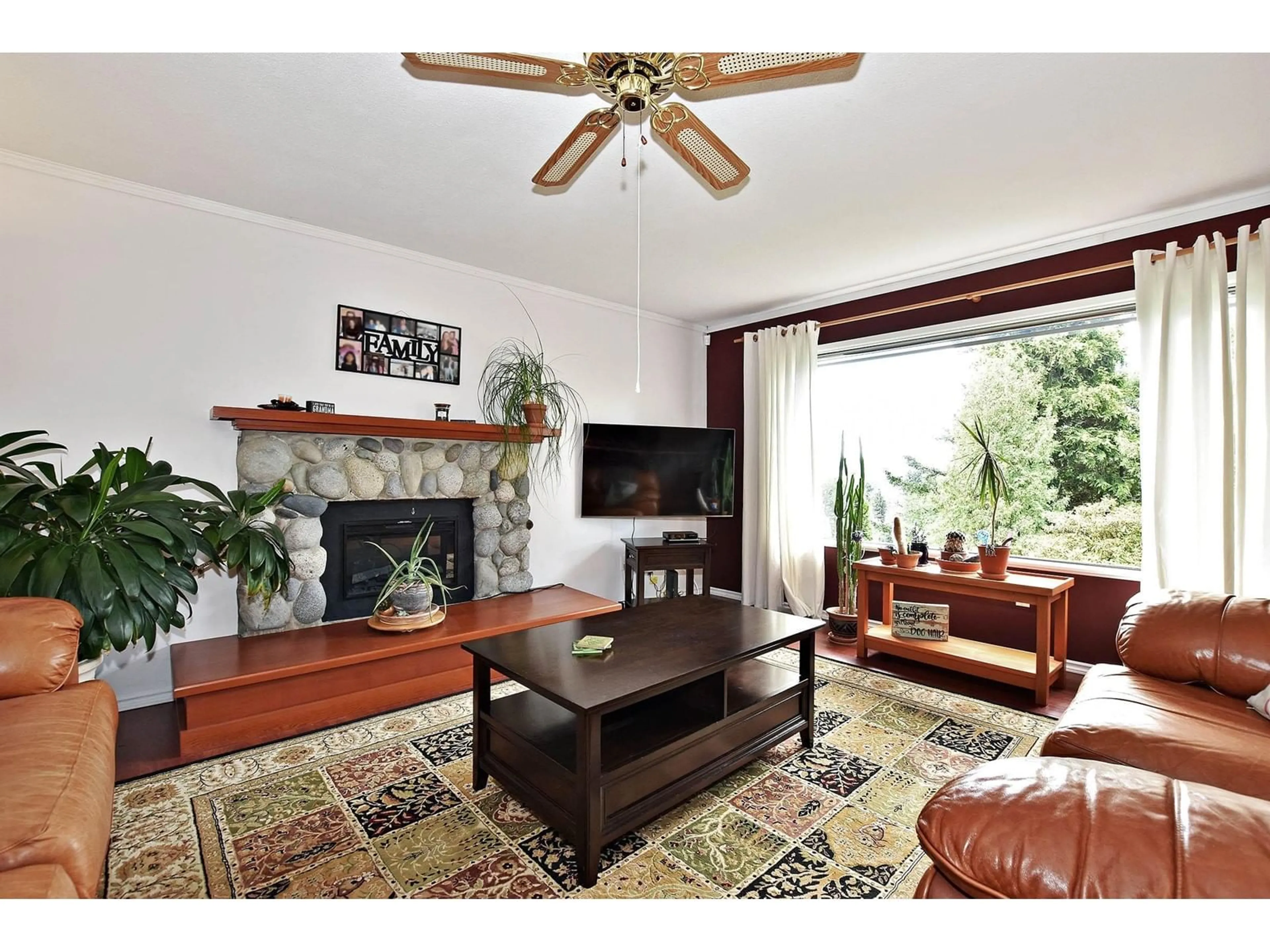 Living room with furniture, wood/laminate floor for 32910 4TH AVENUE, Mission British Columbia V2V1S1