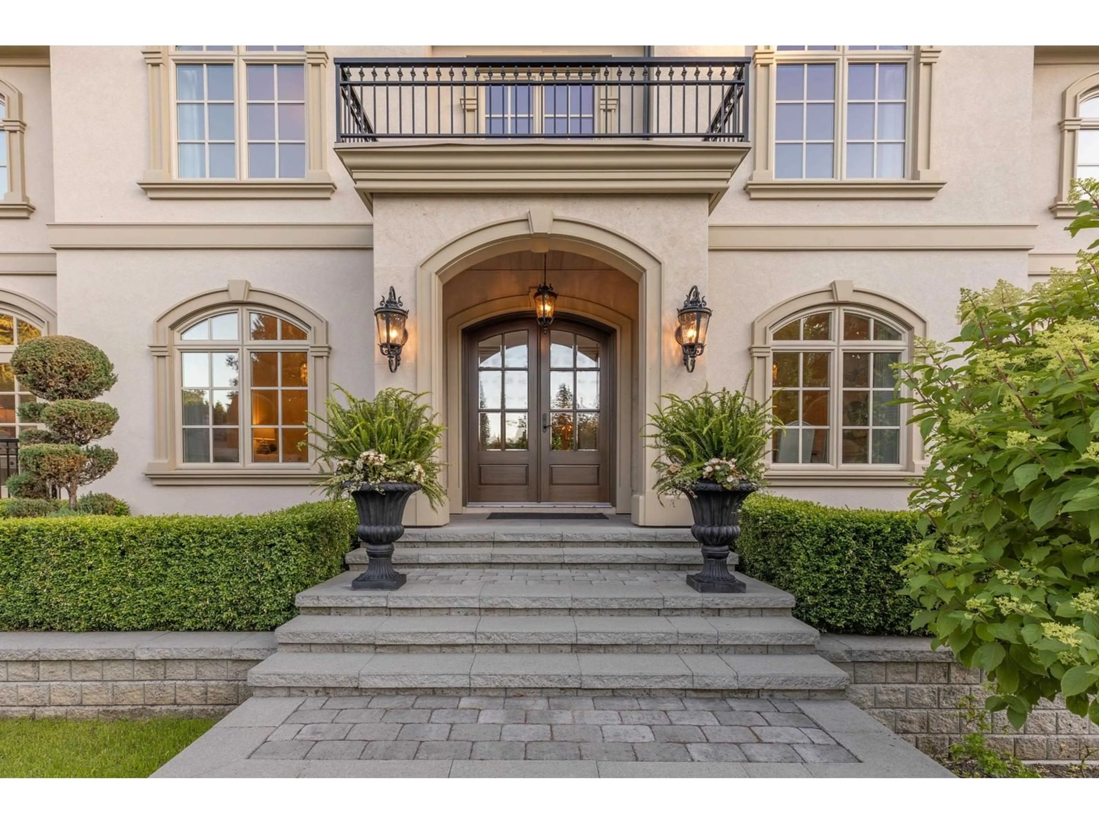 Indoor entryway, wood floors for 3115 136 STREET, Surrey British Columbia V4P3C8