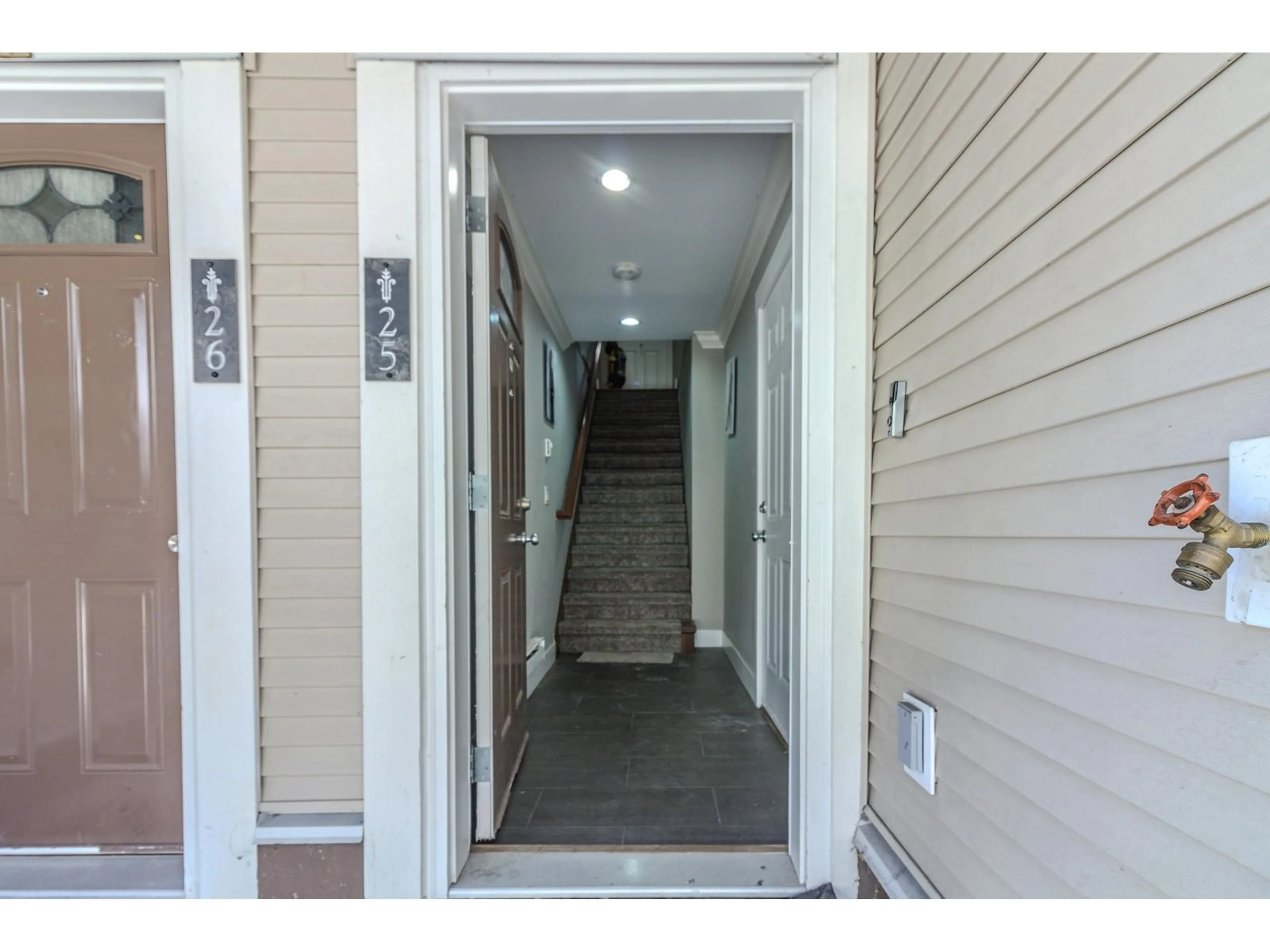 Indoor foyer for 25 7156 144 STREET, Surrey British Columbia V3W1V5