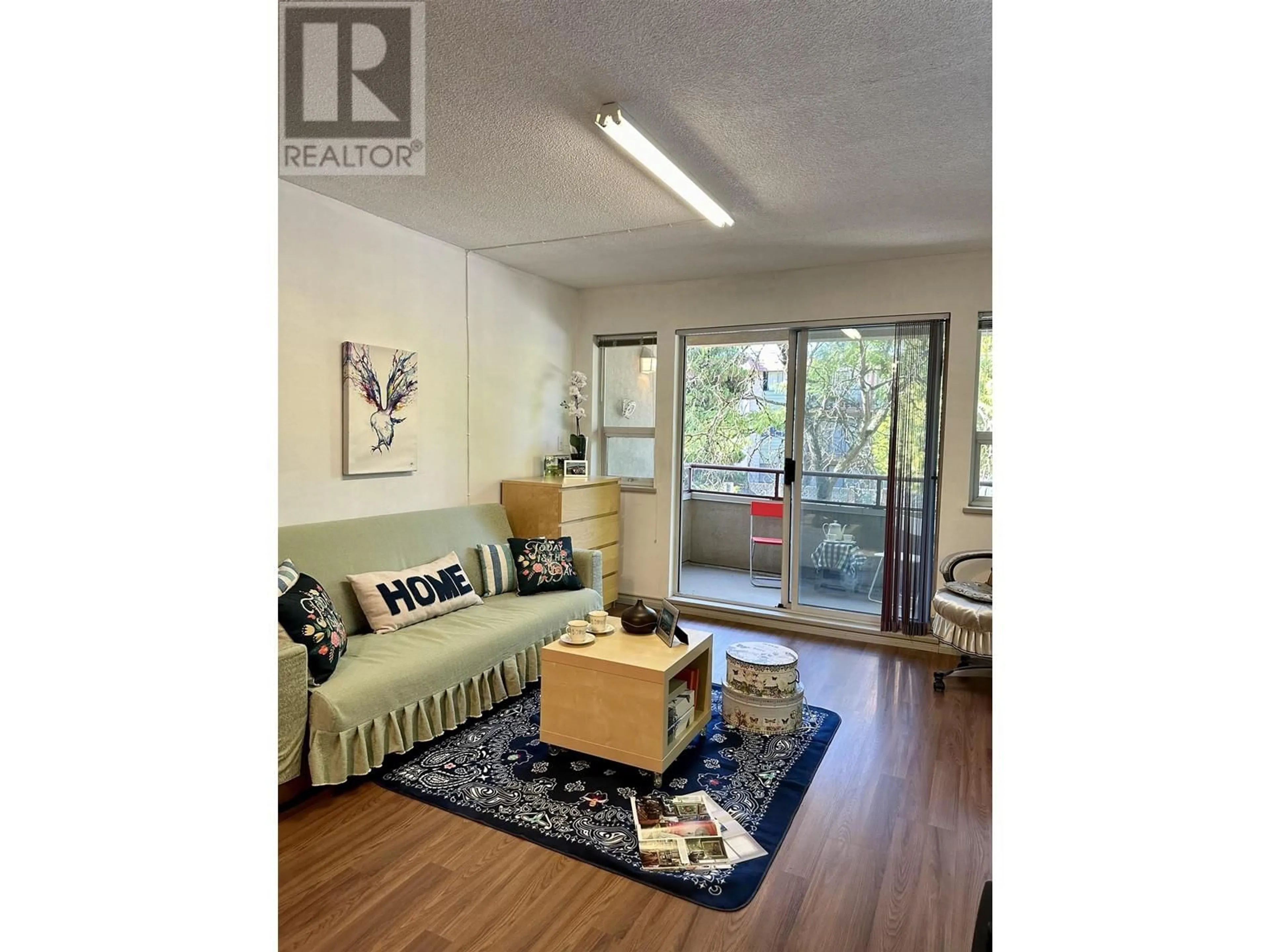 Living room, wood floors for 201 6388 MARLBOROUGH AVENUE, Burnaby British Columbia V5H4P4