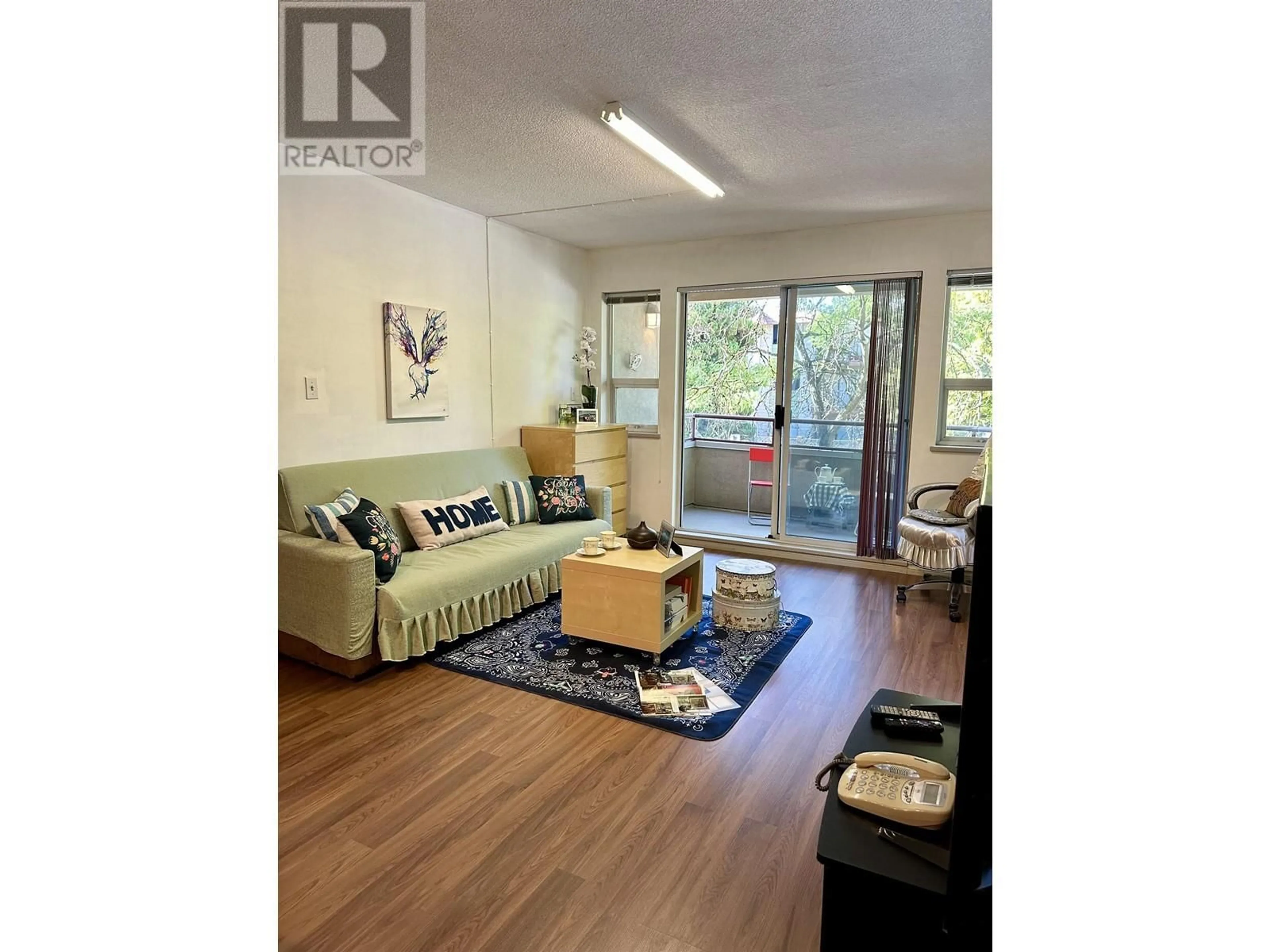 Living room, wood floors for 201 6388 MARLBOROUGH AVENUE, Burnaby British Columbia V5H4P4