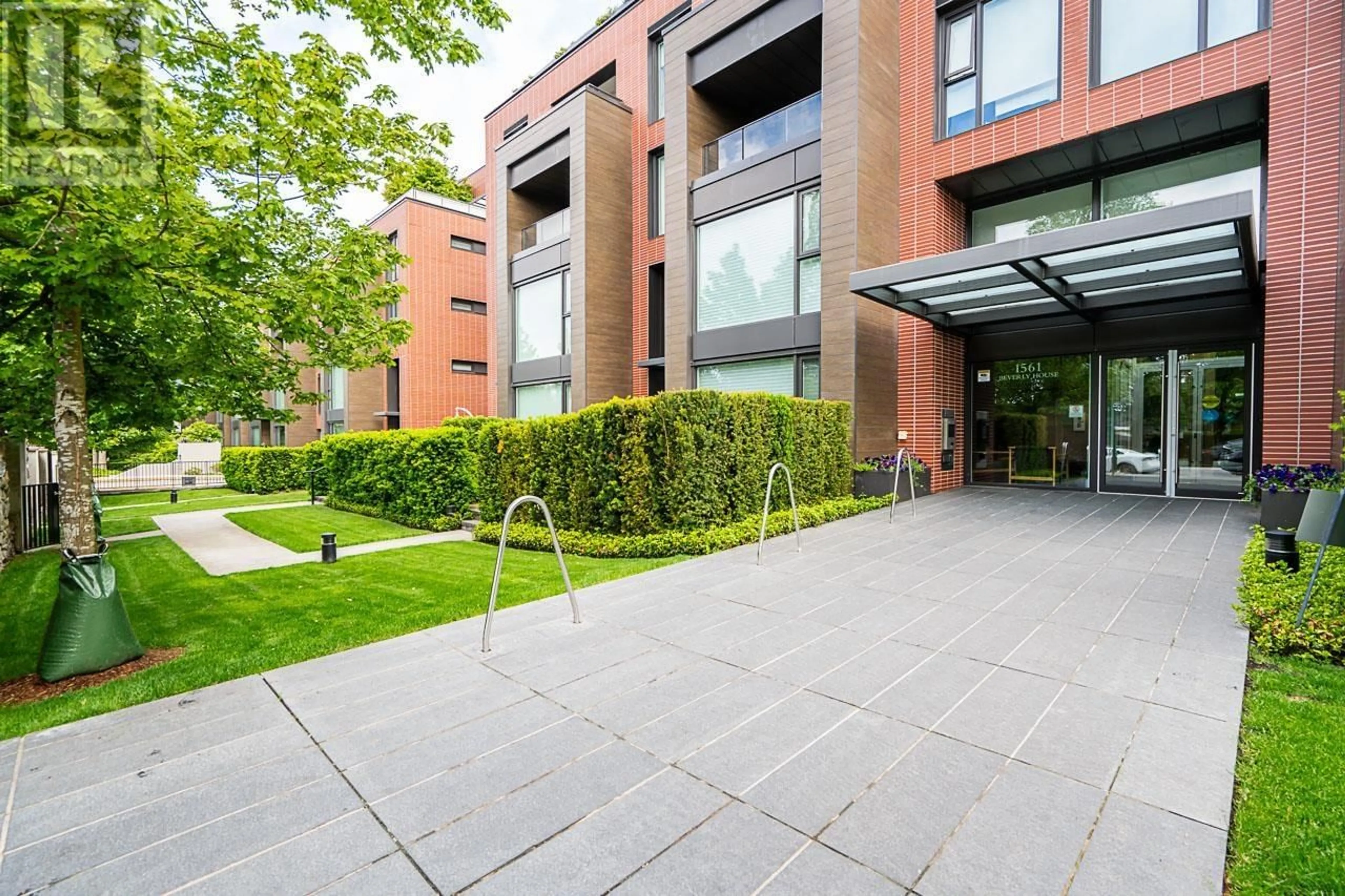 Patio, the front or back of building for 204 1561 W 57TH AVENUE, Vancouver British Columbia V6P0H5