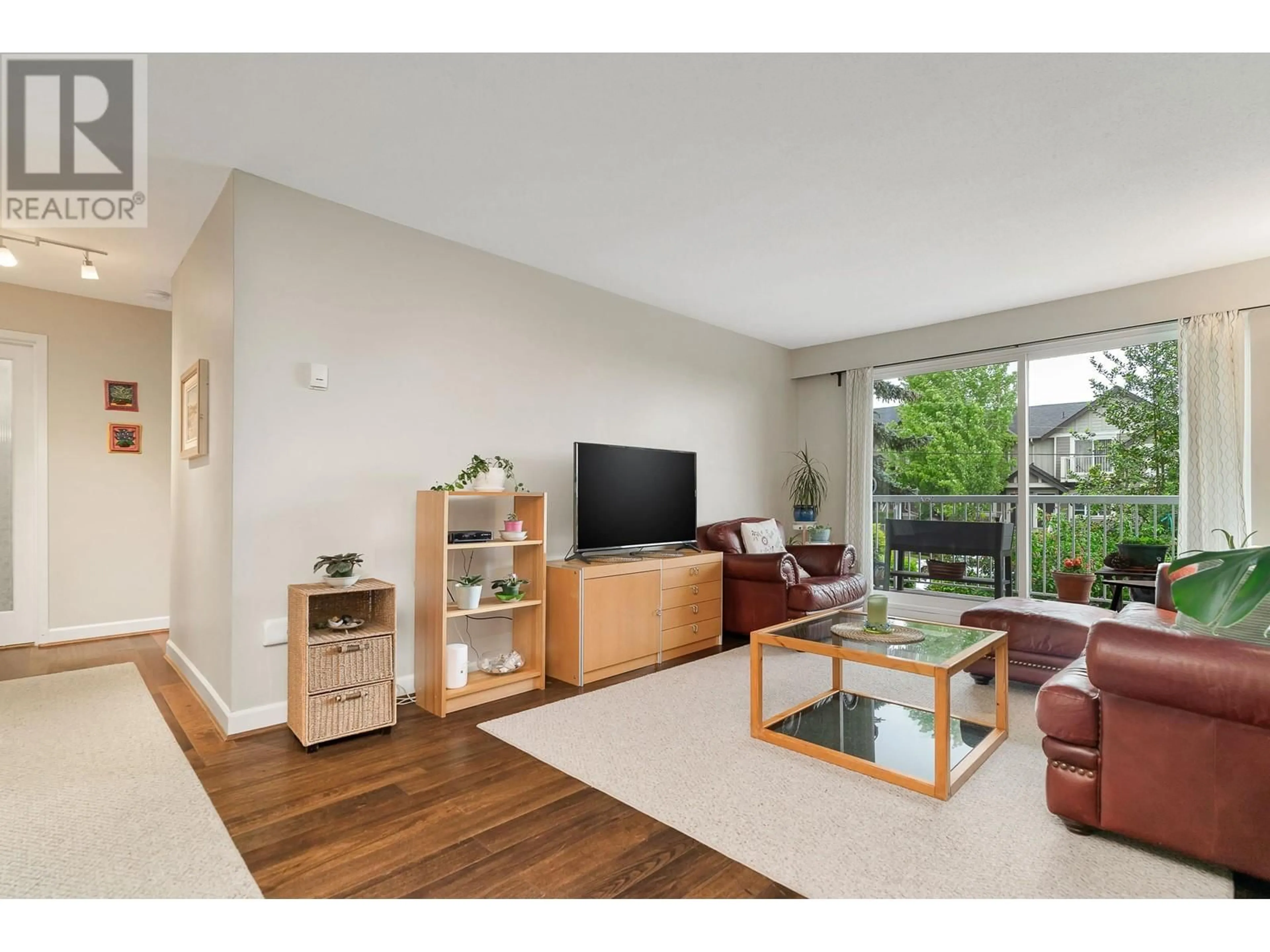 Living room for 208 371 ELLESMERE AVENUE, Burnaby British Columbia V5B3T1