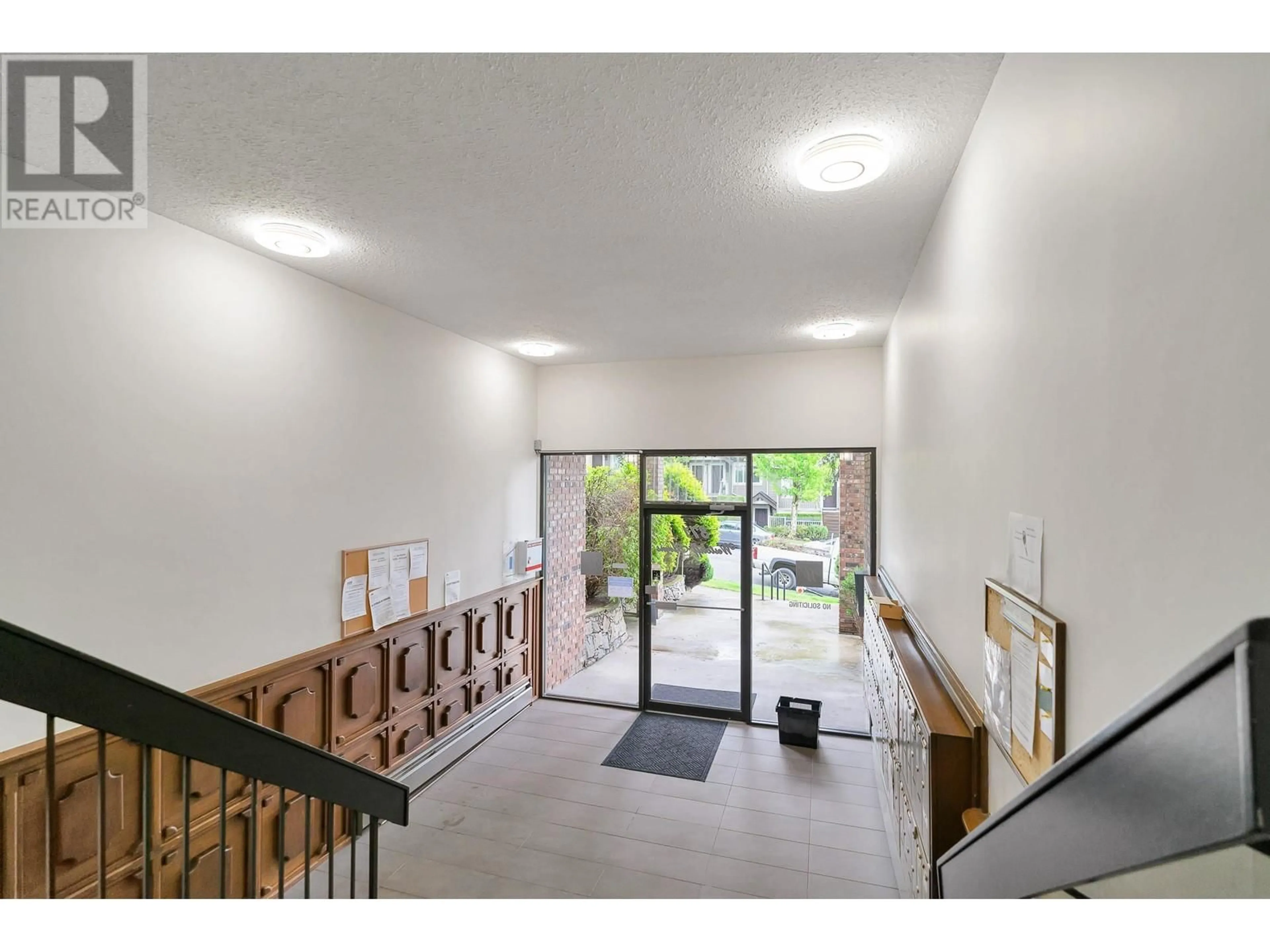 Indoor foyer for 208 371 ELLESMERE AVENUE, Burnaby British Columbia V5B3T1