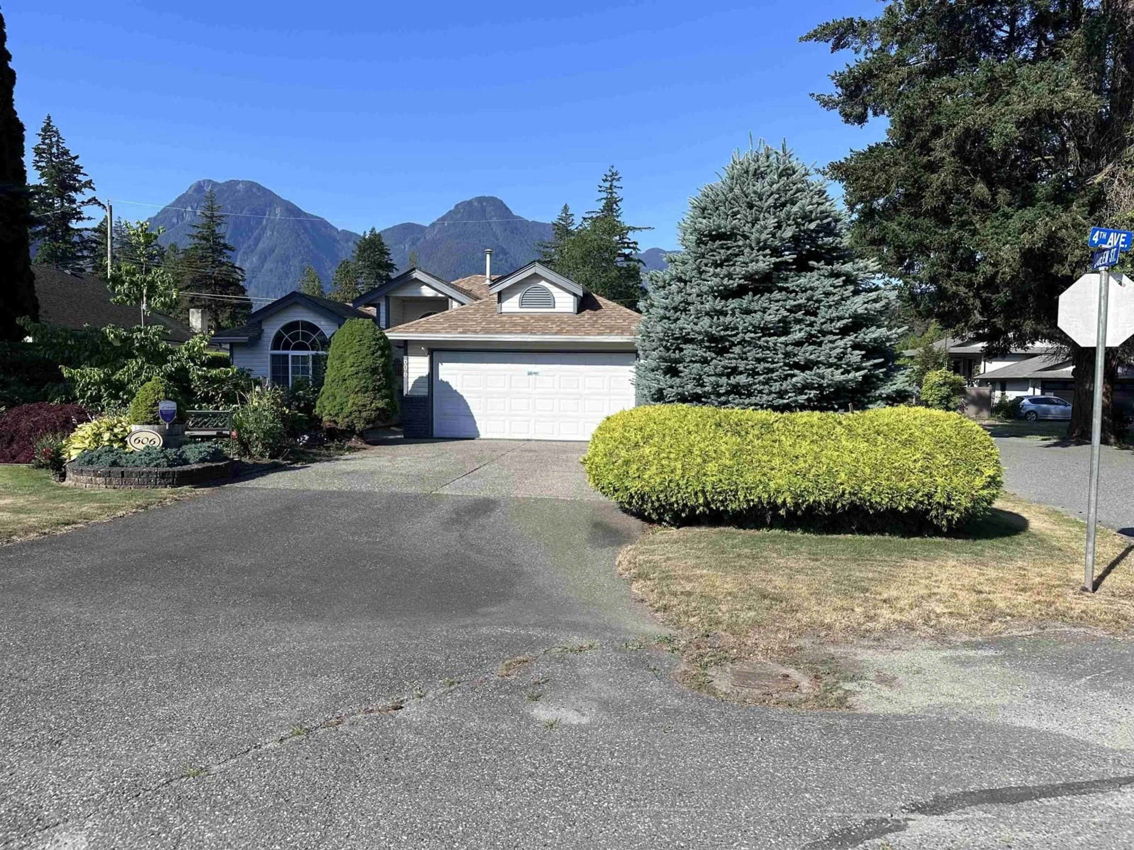 Frontside or backside of a home for 606 4TH AVENUE, Hope British Columbia V0X1L4