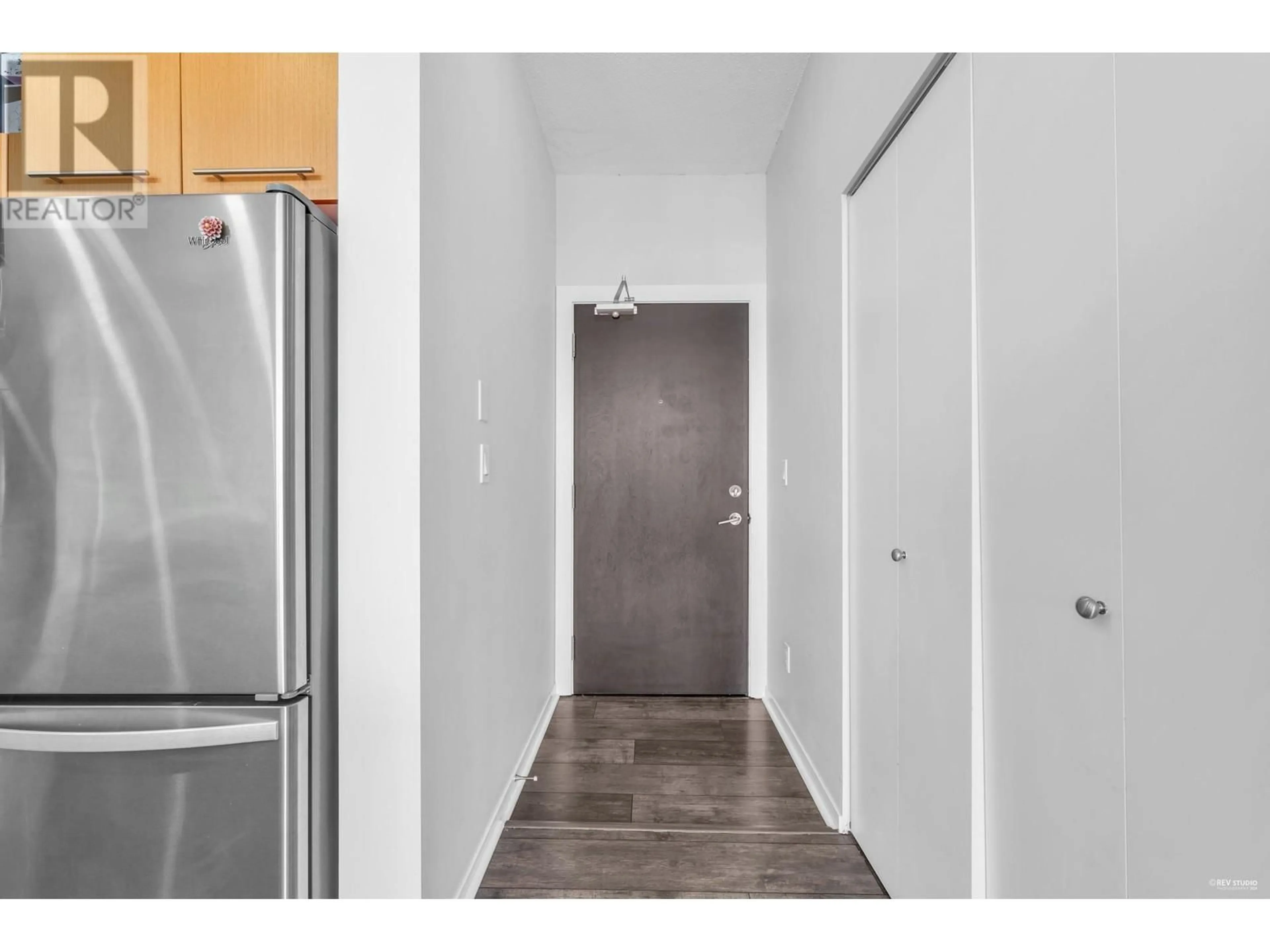 Indoor entryway for 3303 - 2133 DOUGLAS ROAD, Burnaby British Columbia V5C0E9
