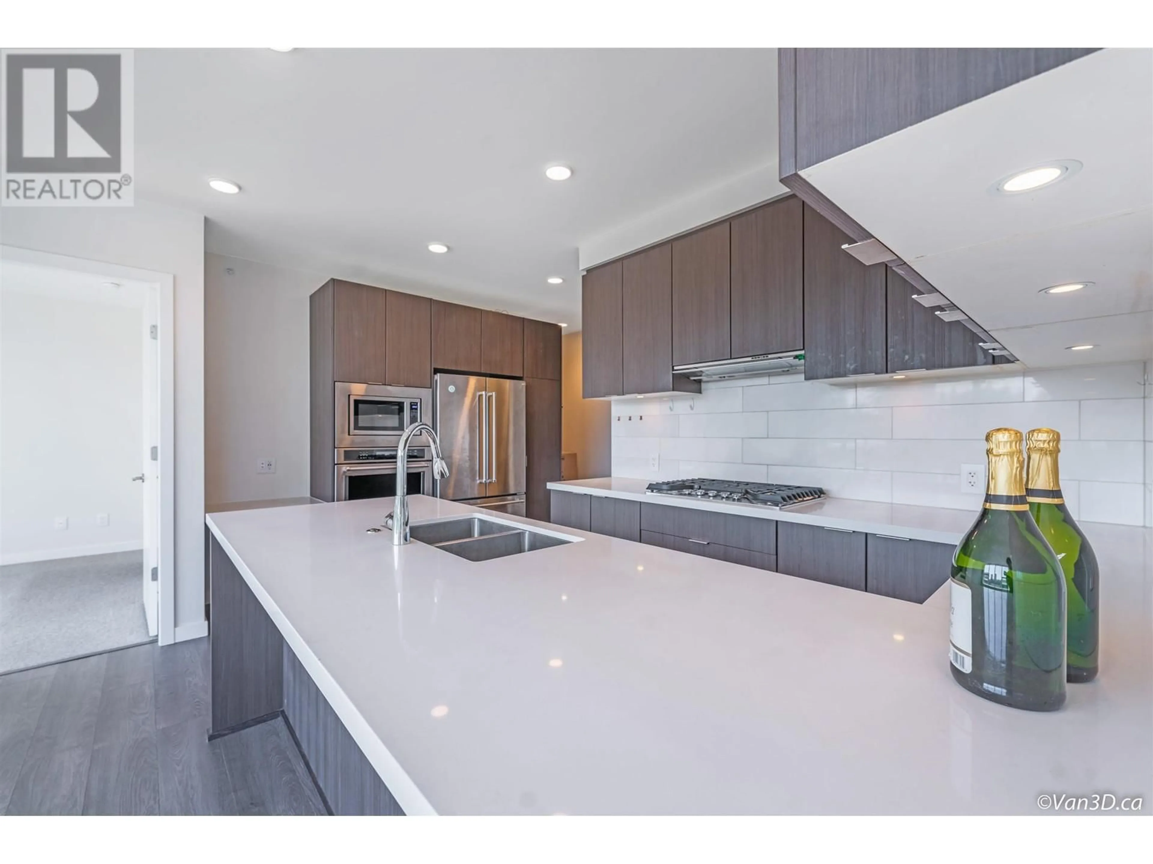 Contemporary kitchen for 704 530 WHITING WAY, Coquitlam British Columbia V3J0J4