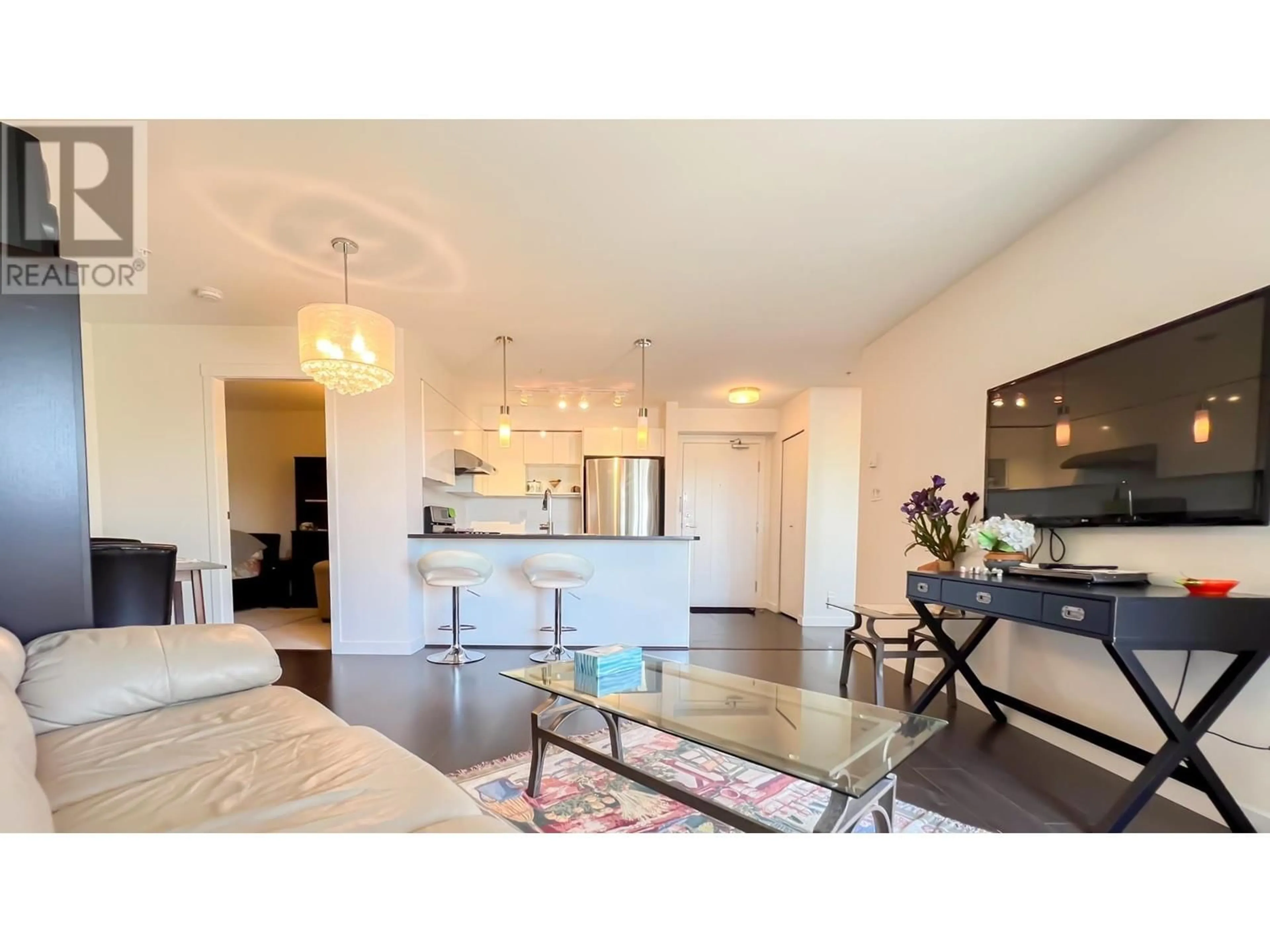 Open concept kitchen for 323 10880 NO. 5 ROAD, Richmond British Columbia V6W0B3