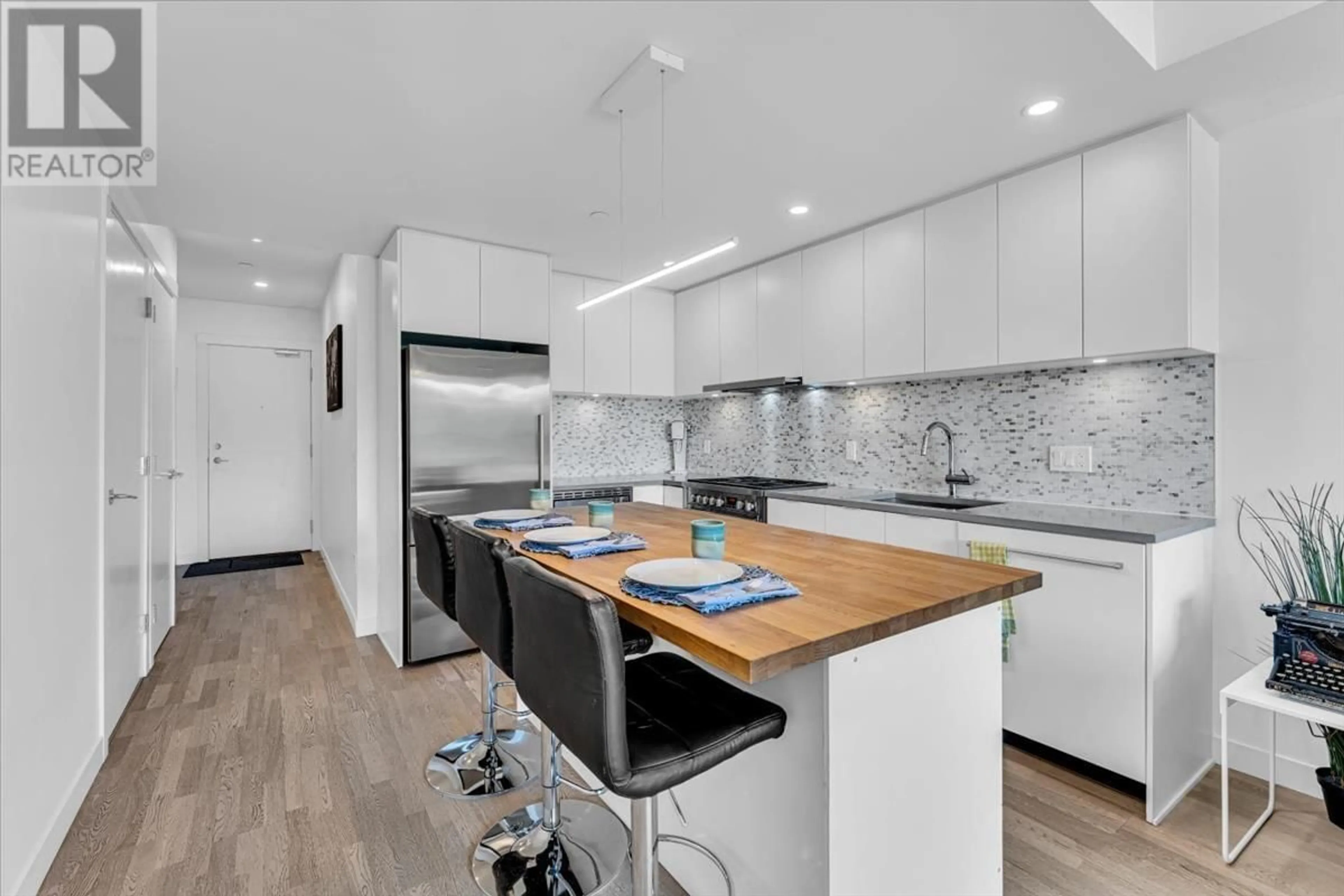 Contemporary kitchen for 305 188 E 32ND AVENUE, Vancouver British Columbia V5V2Y3