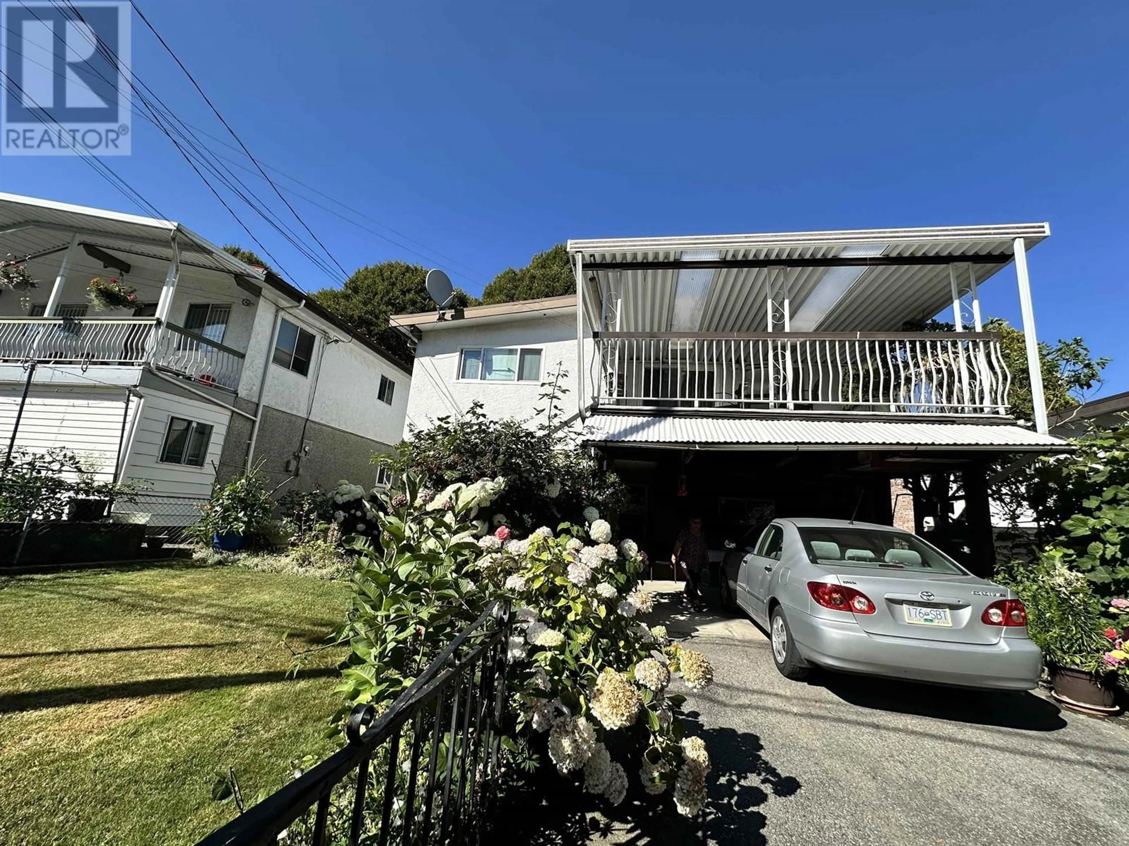 A pic from outside/outdoor area/front of a property/back of a property/a pic from drone, street for 2698 WARD STREET, Vancouver British Columbia V5R4S6