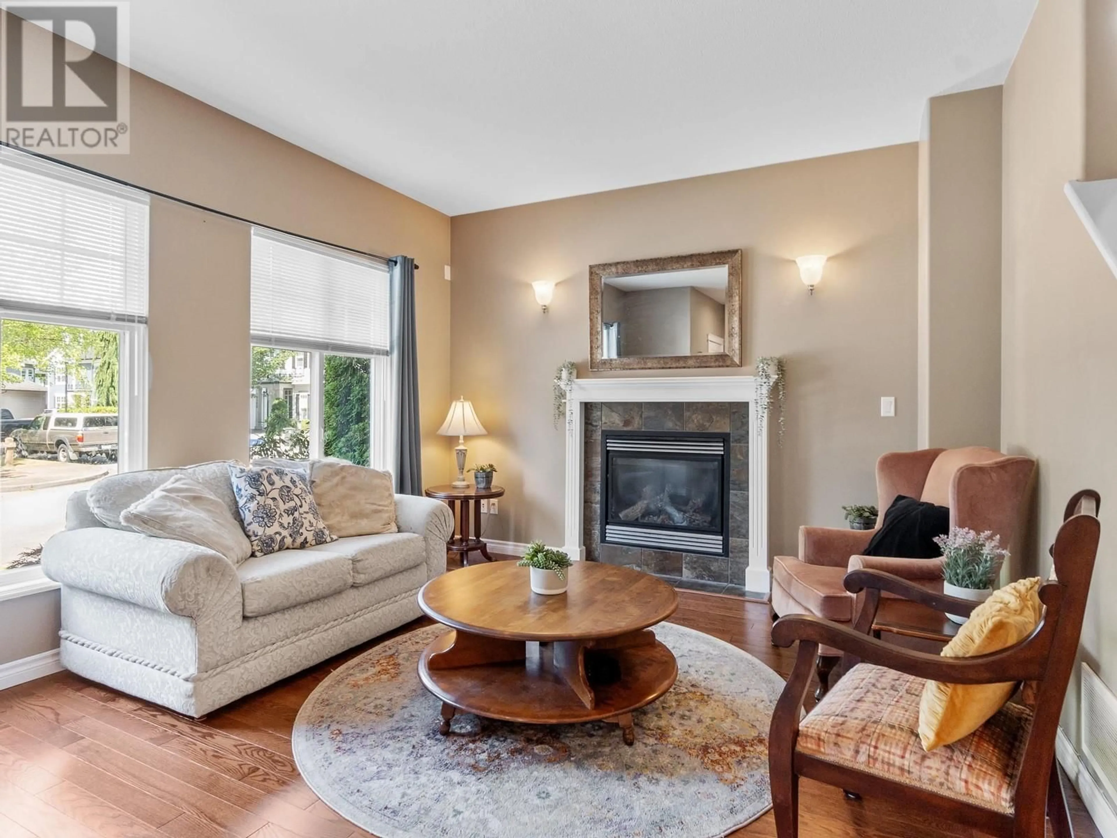 Living room, wood floors for 19592 SHINGLEBOLT CRESCENT, Pitt Meadows British Columbia V3Y2W7