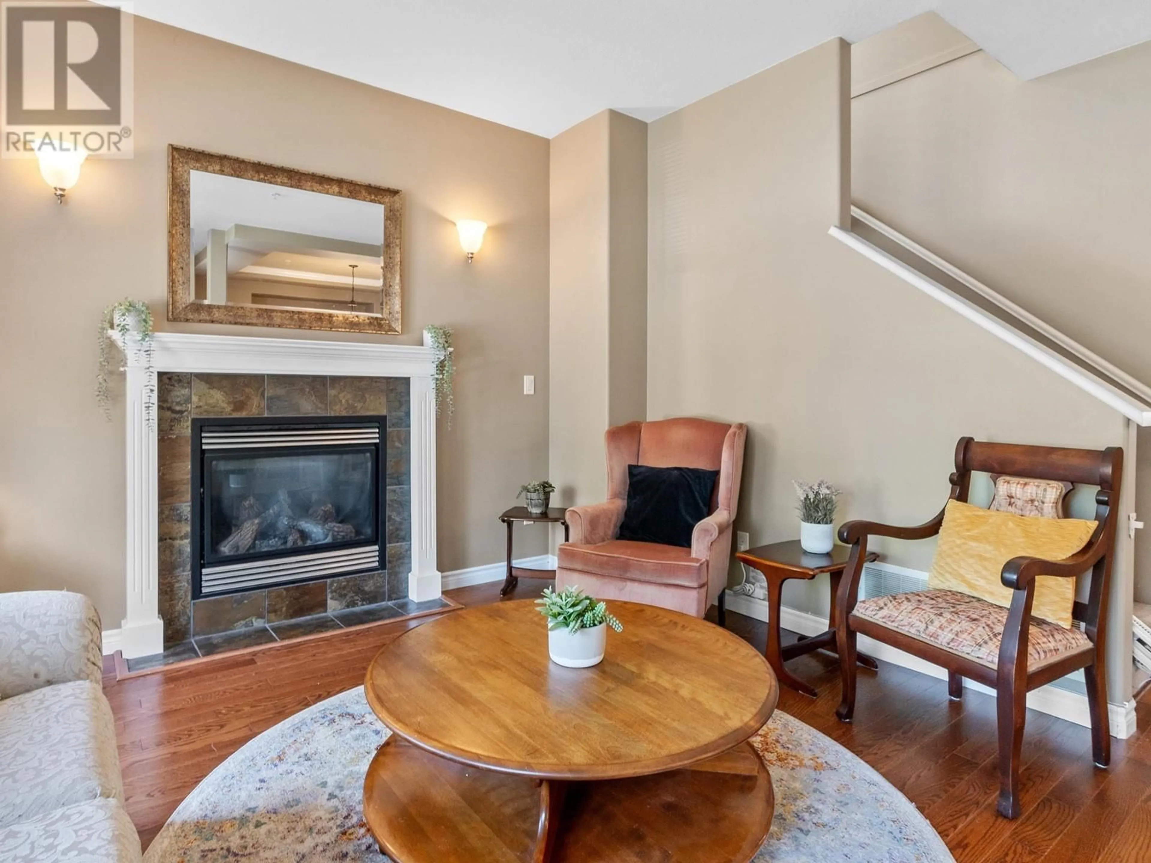 Living room, wood floors for 19592 SHINGLEBOLT CRESCENT, Pitt Meadows British Columbia V3Y2W7