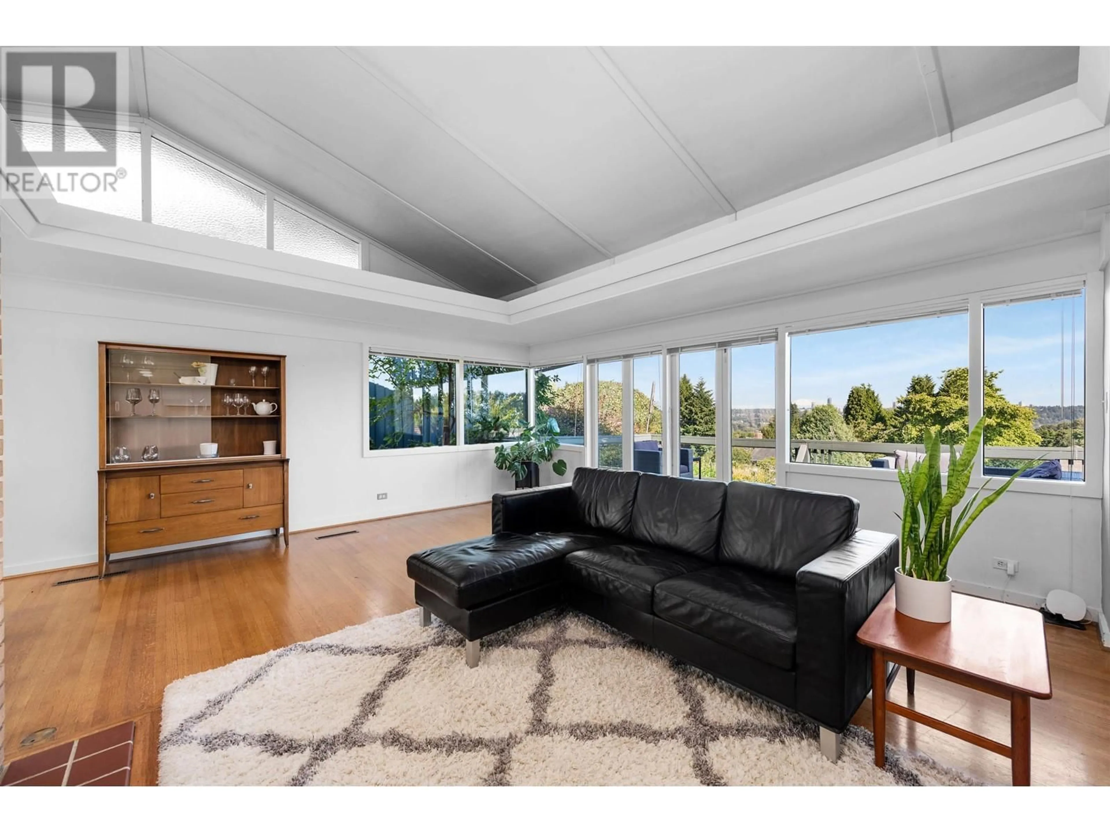 Living room, wood floors for 127 E DURHAM STREET, New Westminster British Columbia V3L4H8