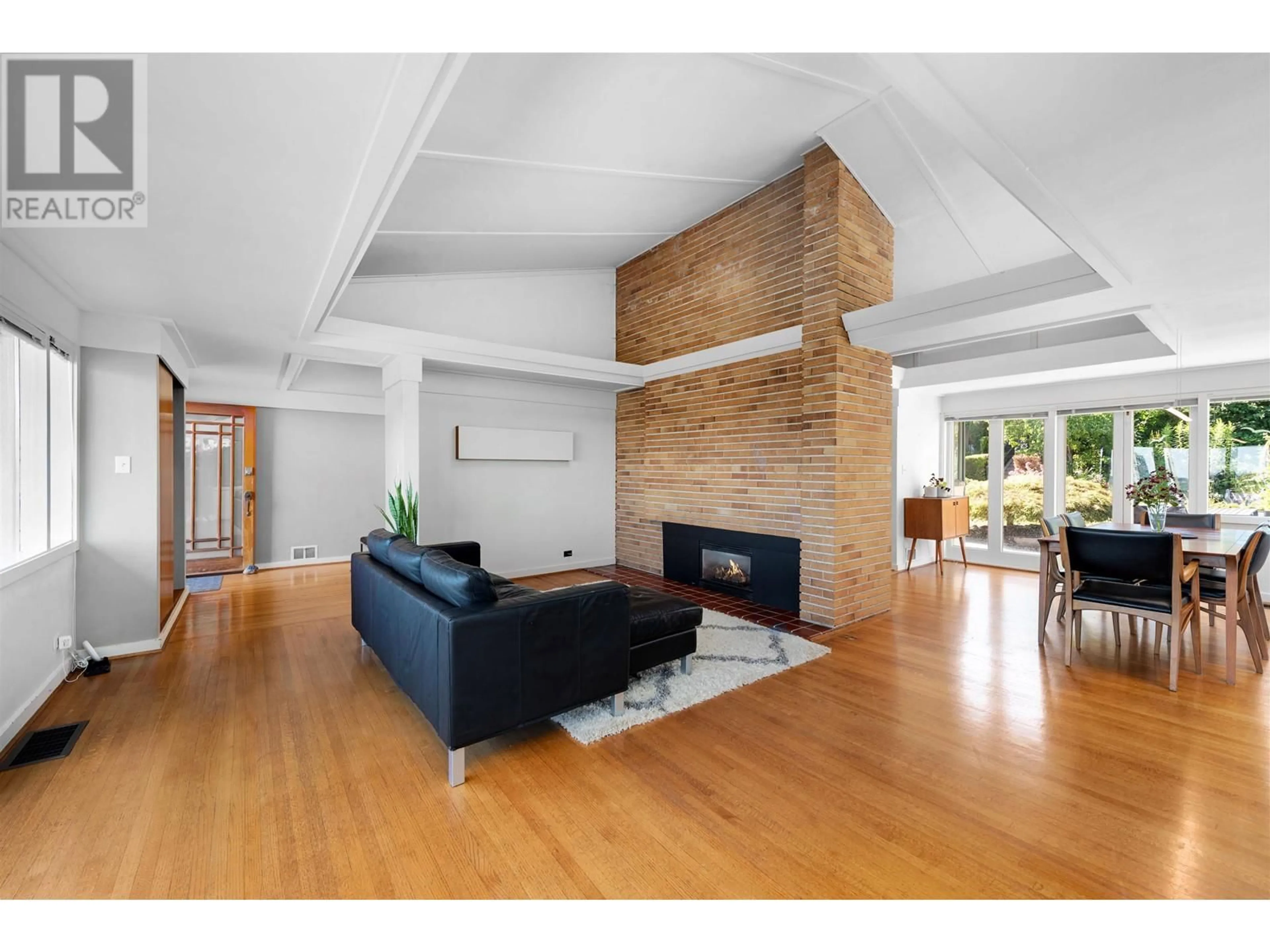 Living room, wood floors for 127 E DURHAM STREET, New Westminster British Columbia V3L4H8