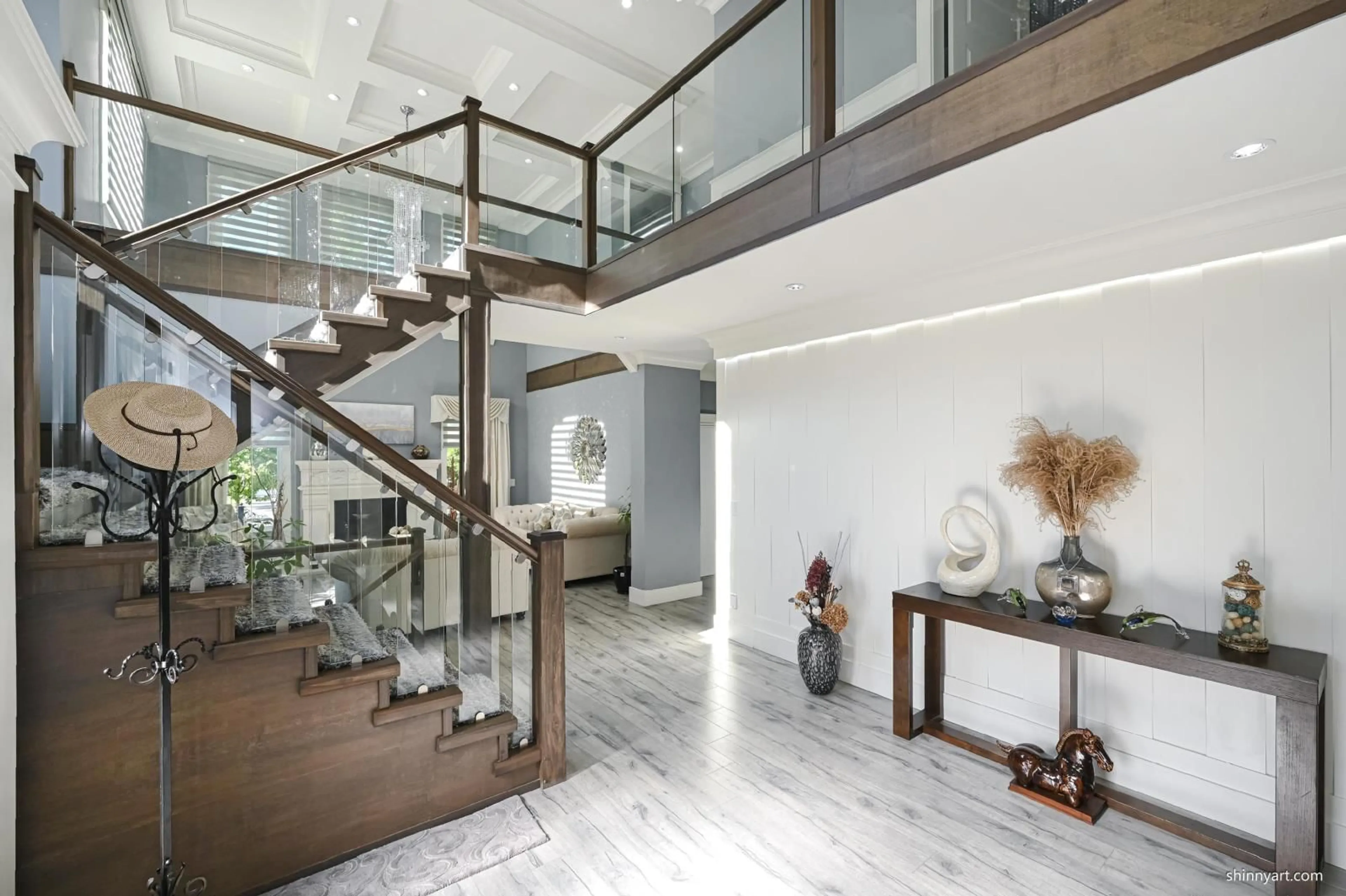 Indoor foyer, wood floors for 220 BALSAM AVENUE, Harrison Hot Springs British Columbia V0M1X0