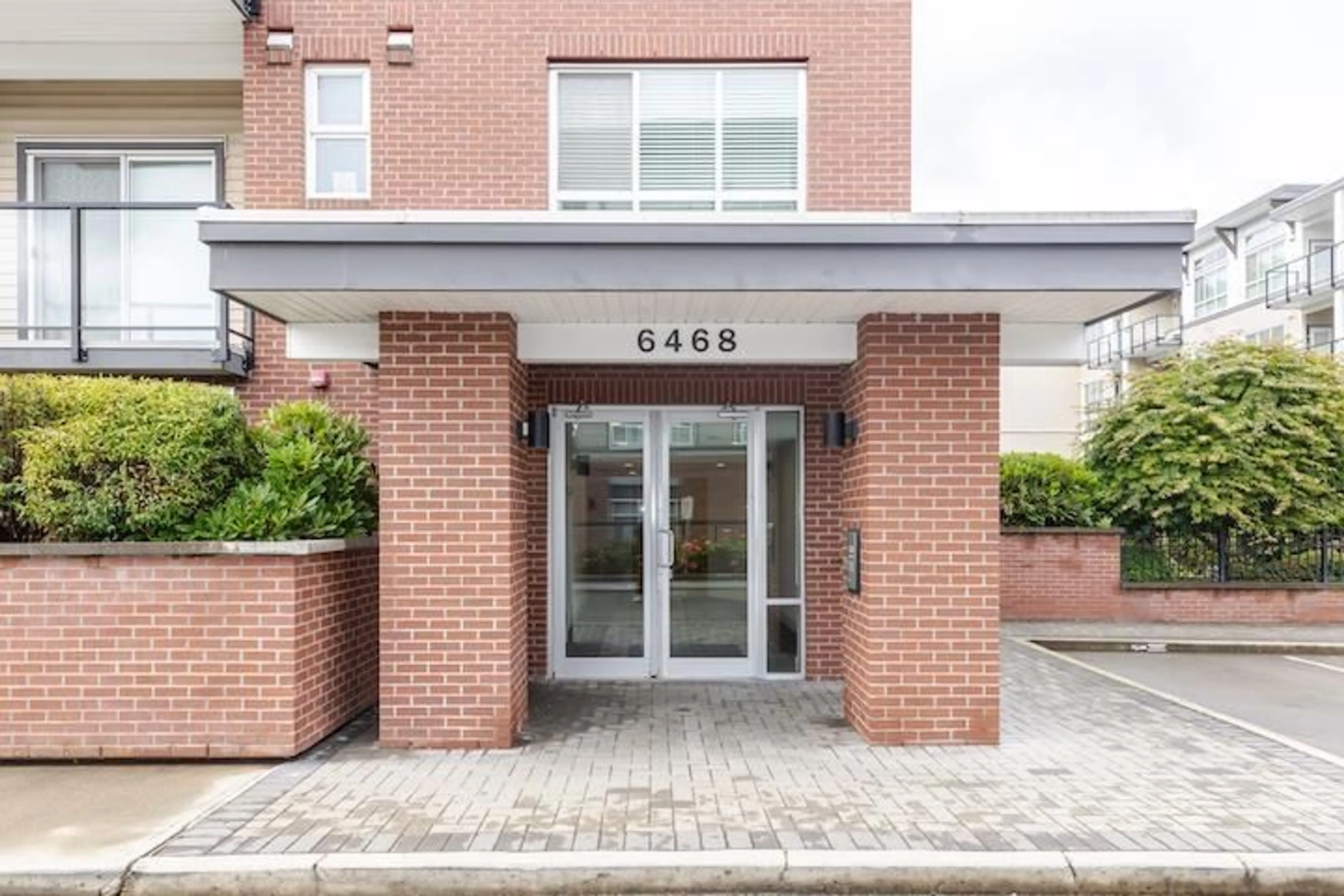 Outside view for 403 6468 195A STREET, Surrey British Columbia V4N6R6