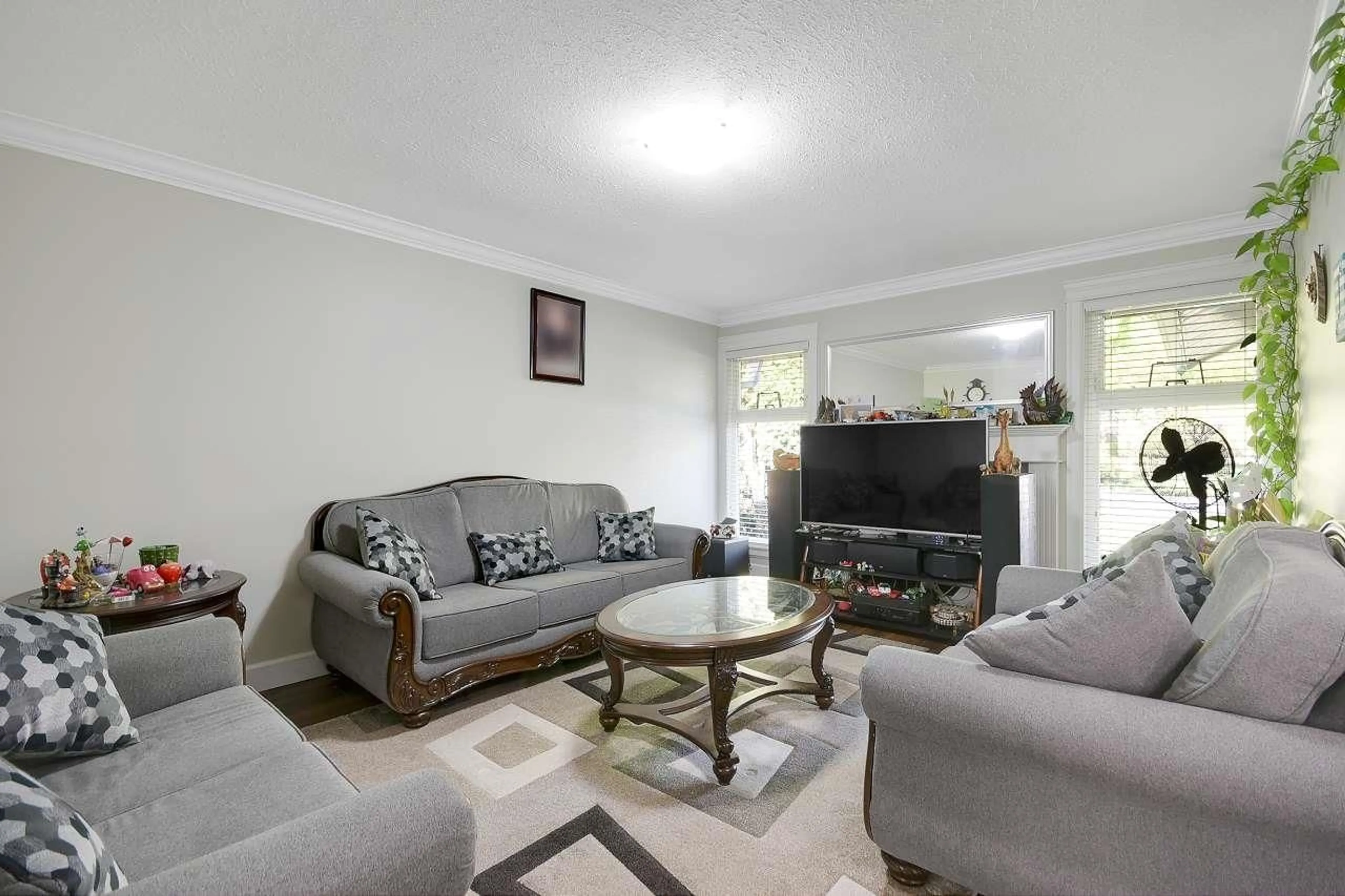 Living room for 9157 144A STREET, Surrey British Columbia V3R7L4