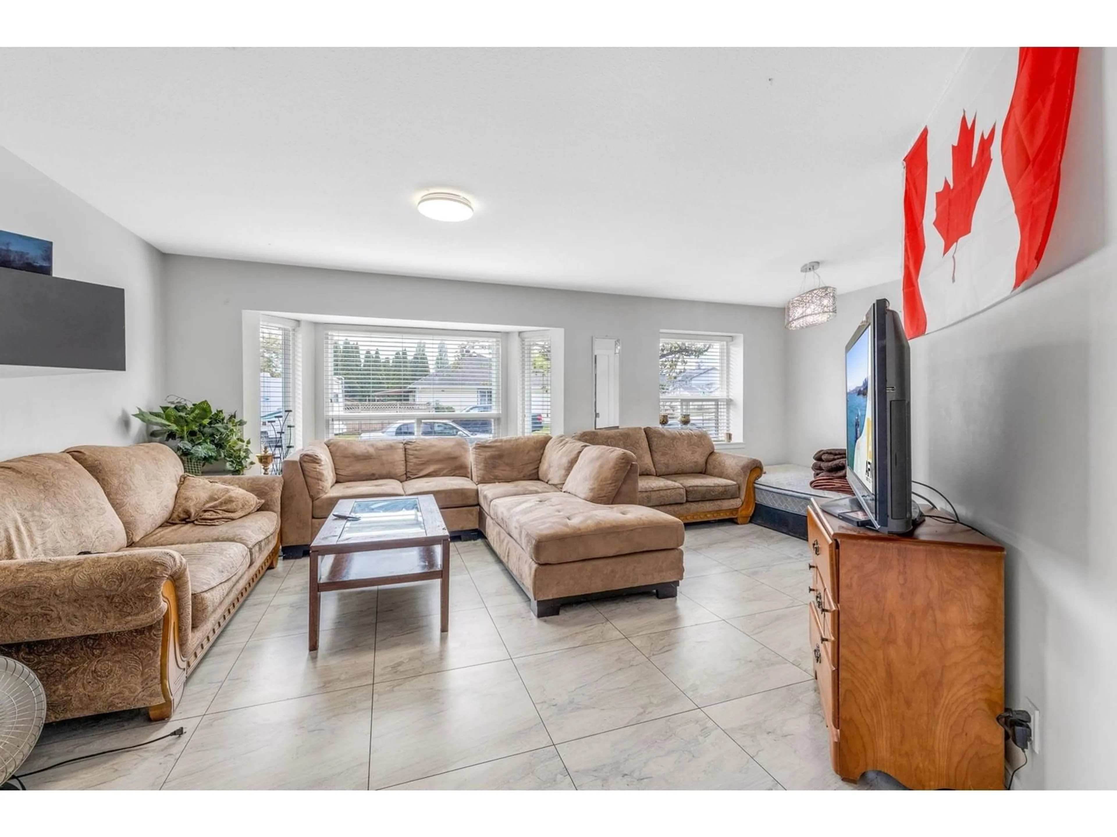Living room for 12123 85A AVENUE, Surrey British Columbia V3W9R1