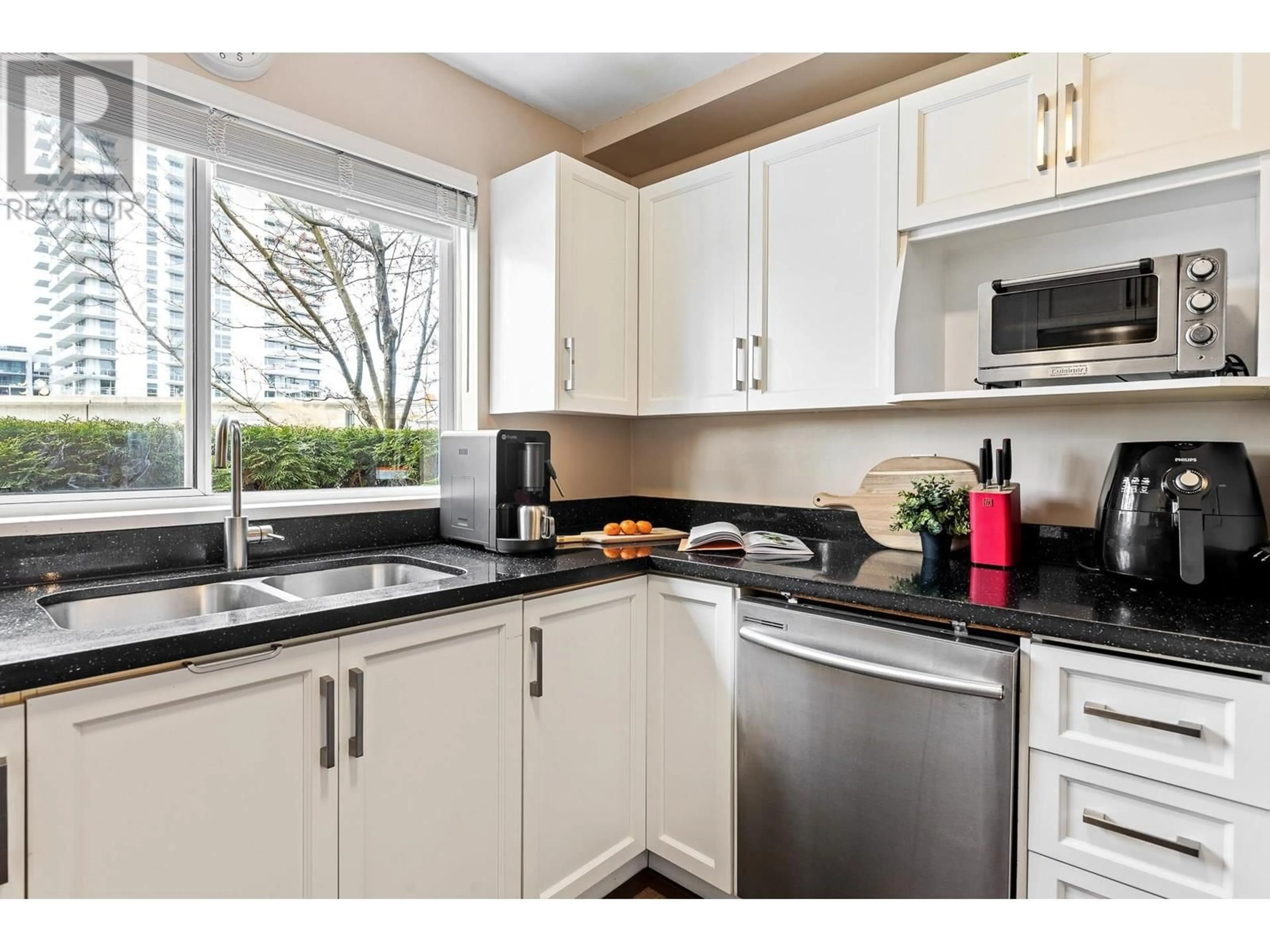 Standard kitchen for 103 523 WHITING WAY, Coquitlam British Columbia V3J7W9