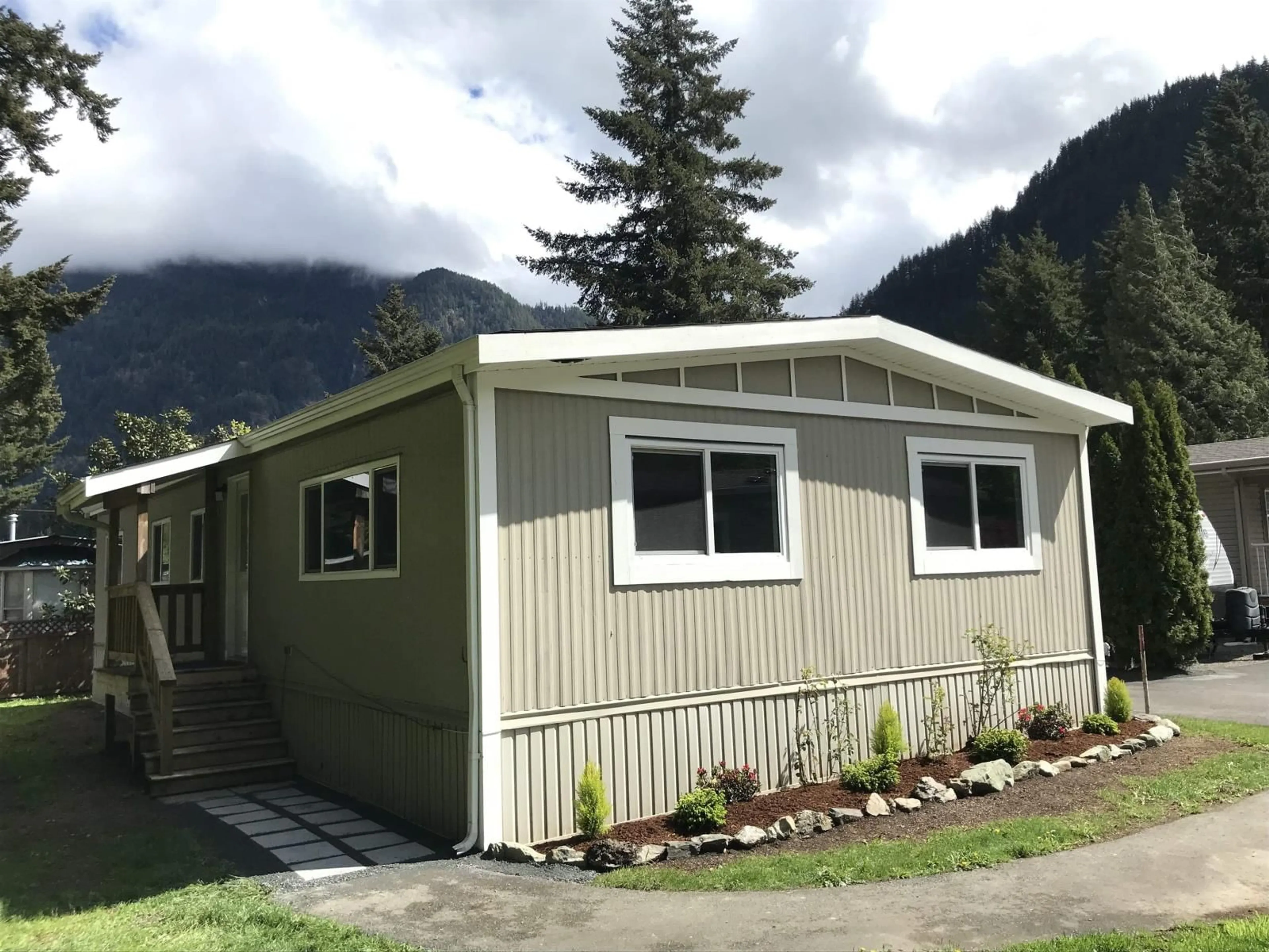 Home with vinyl exterior material for 25 63071 FLOOD HOPE ROAD, Hope British Columbia V0X1L2