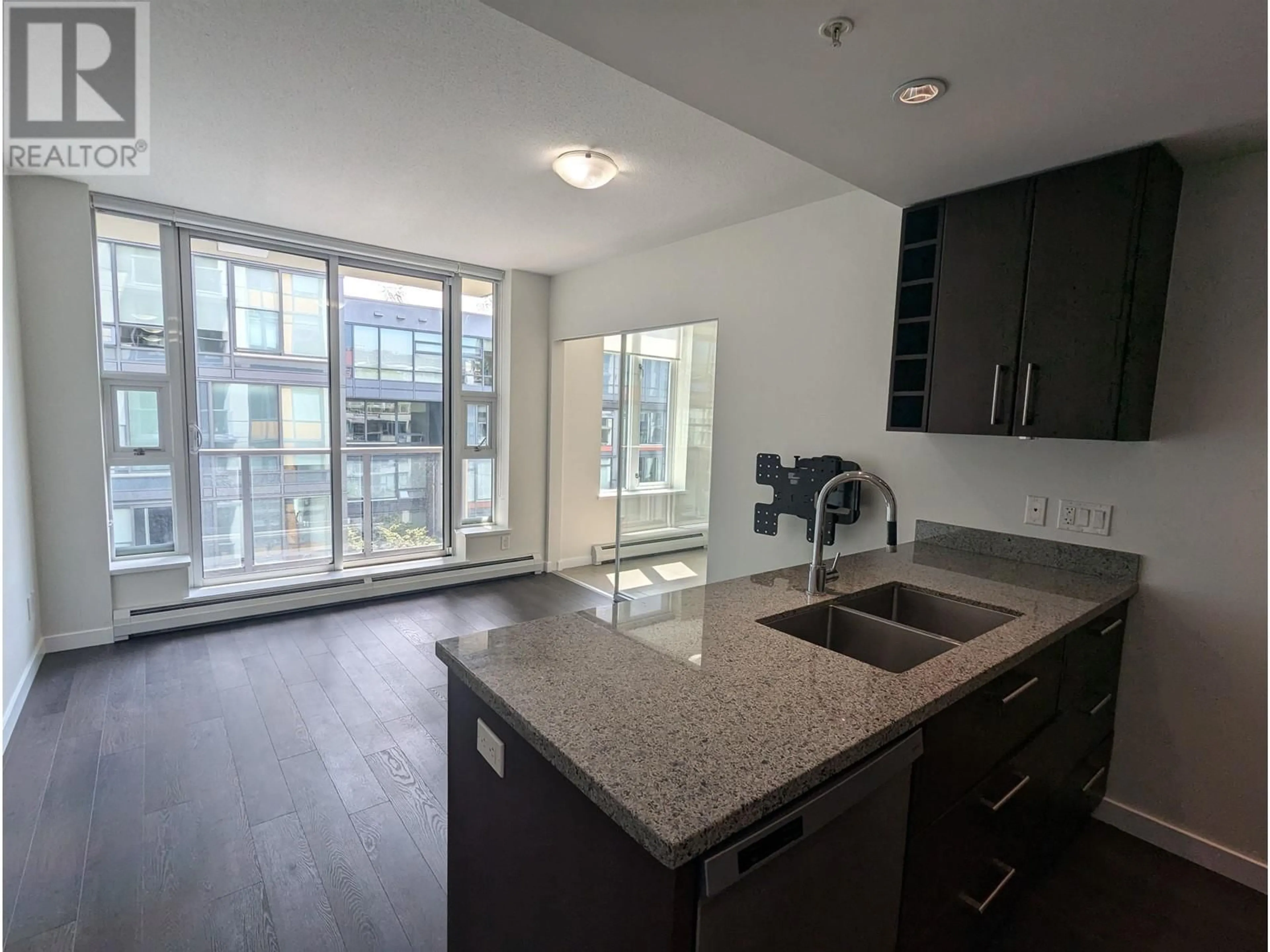 Standard kitchen for 606 108 W 1ST AVENUE, Vancouver British Columbia V5Y0H4