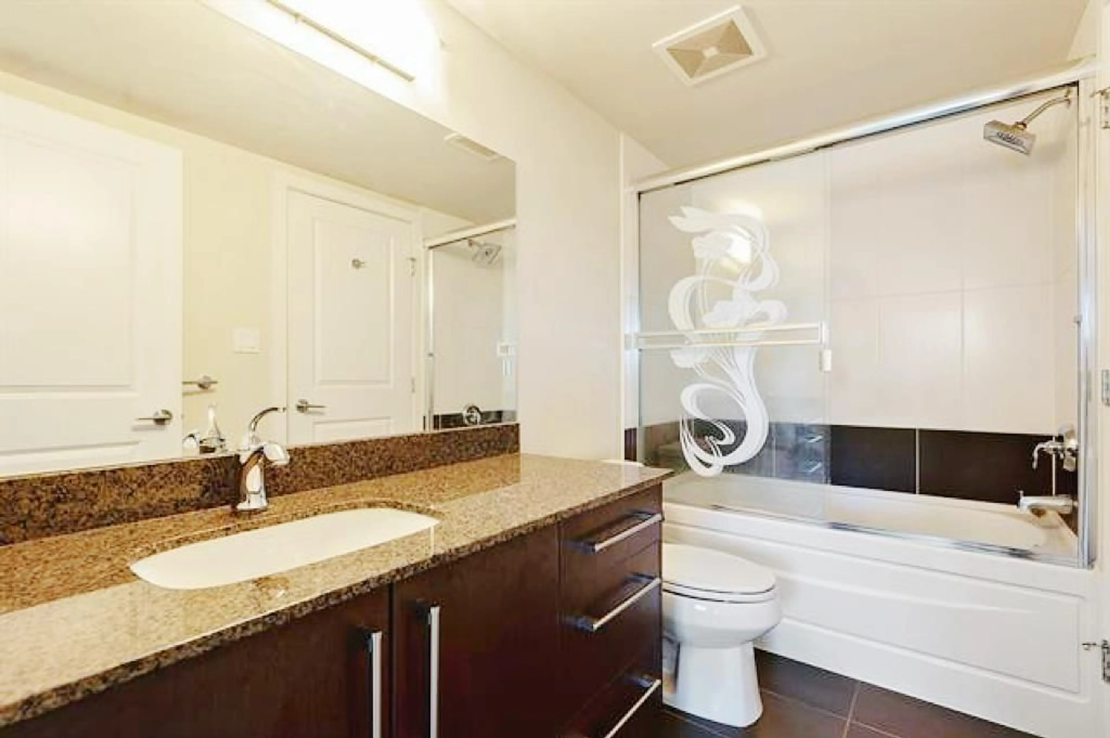 Standard bathroom, ceramic/tile floor for 309 - 15775 CROYDON, Surrey British Columbia V3Z2L6