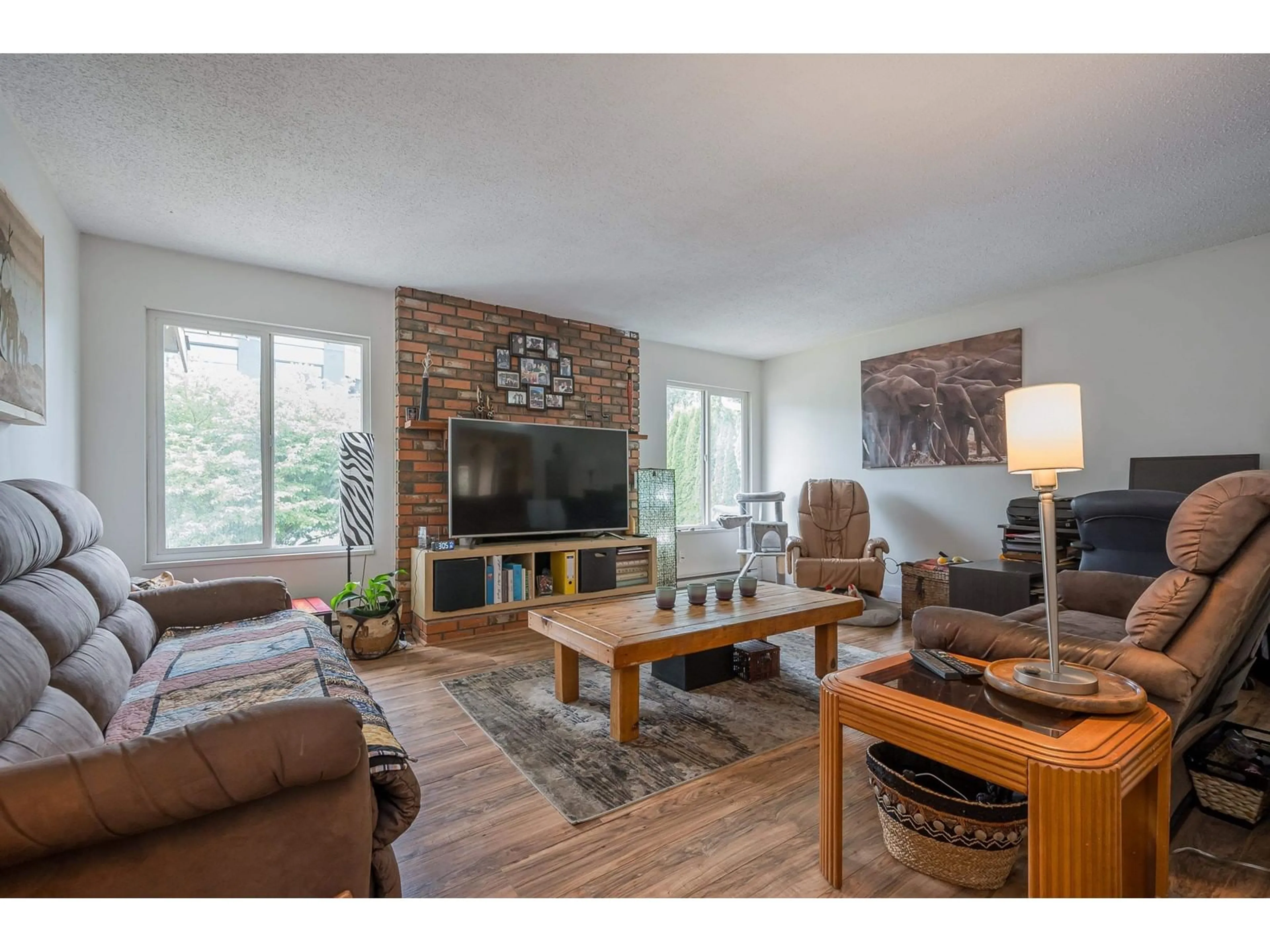 Living room, wood floors for 15589 17TH AVENUE, Surrey British Columbia V4A1V1