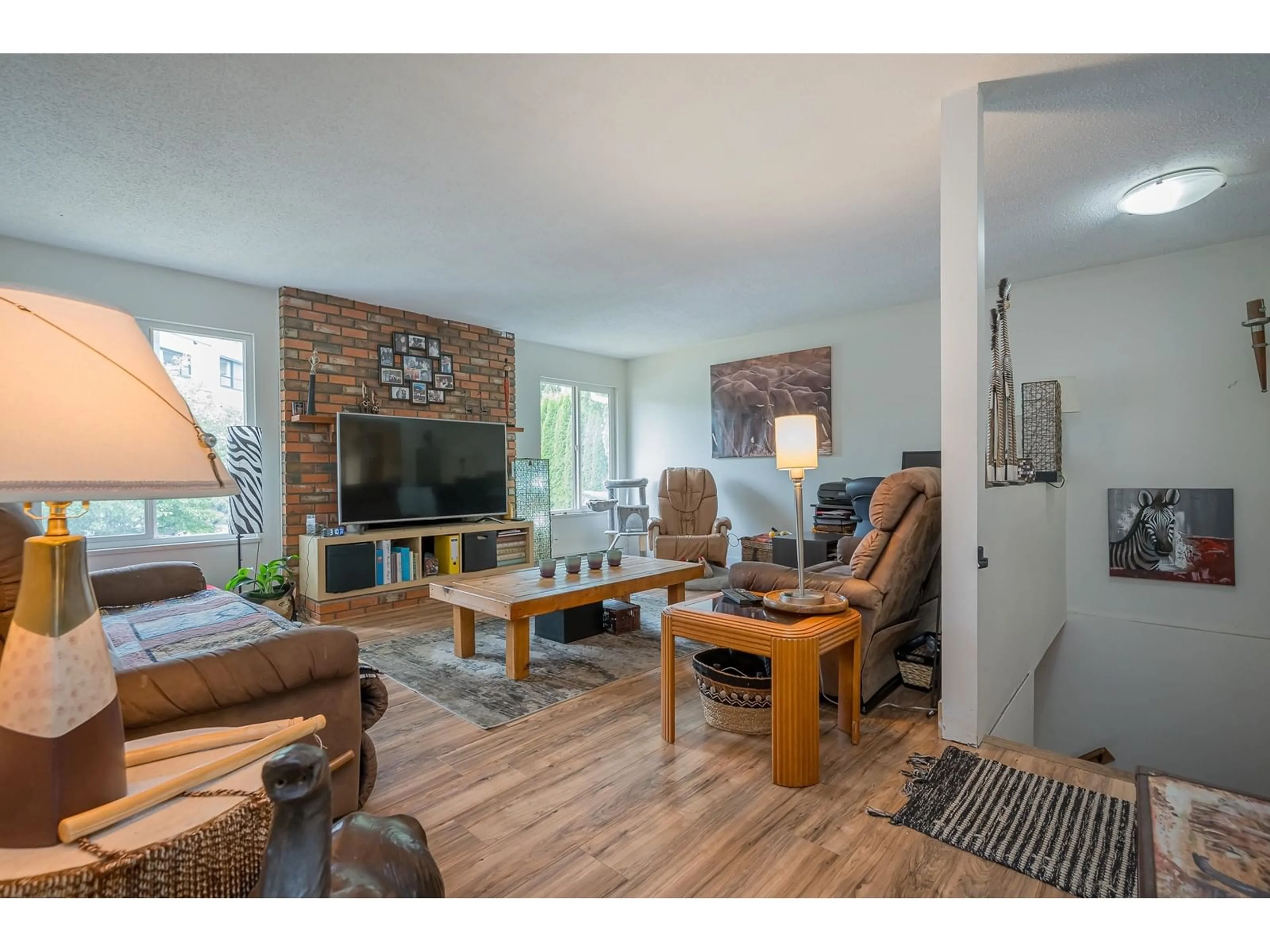 Living room, wood floors for 15589 17TH AVENUE, Surrey British Columbia V4A1V1